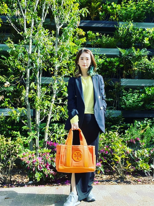 TORY BURCHのトートバッグ（オレンジ系）を使った人気ファッション