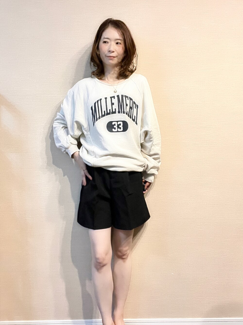「オトナカワイイ、低身長コーデ、パンツスタイル、リラックススタイル、154cm」｜「Russell Athleticの*【SHIPS別注】RUSSELL ATHLETIC:ロゴスウェット2◇（スウェット、ホワイト系）」を使った、Chikaさん（骨格ウェーブ・レディース・154cm）の冬コーディネートの1枚目の写真
