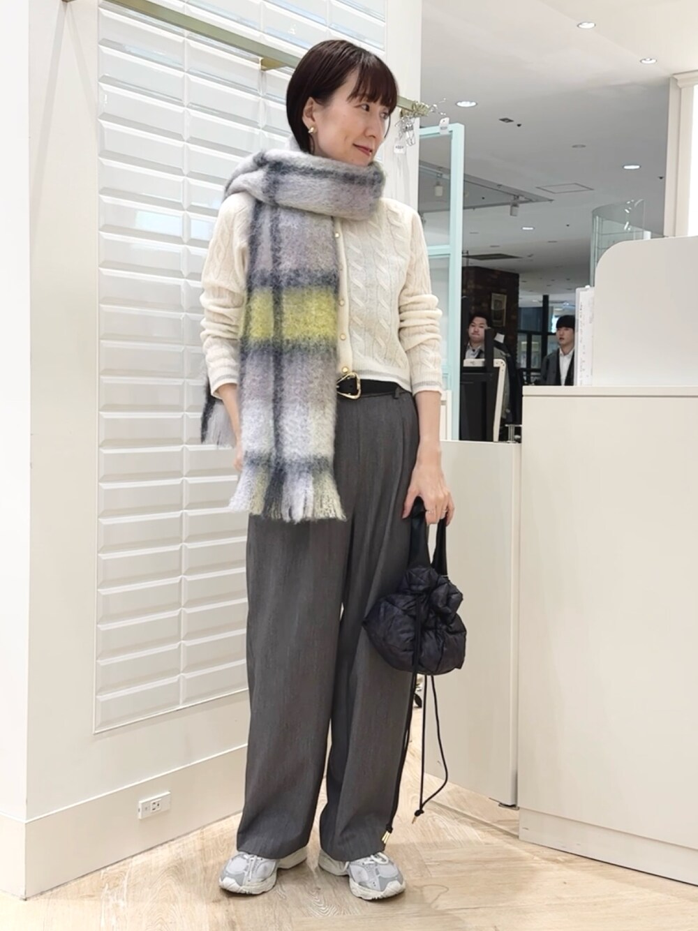 「冬コーデ、ニット、冬のコーデ、ホワイトコーデ、マフラーぐるぐる、マフラー、モヘヤ、チェック、ワイドパンツ、パンツスタイル、巾着バッグ、スニーカー、シンプル」｜「TAIONの【TAION別注】合皮ハンドルダウン巾着バッグ（ショルダーバッグ、ブラック系）」を使った、yamaguchiさん（骨格ナチュラル・レディース・163cm）の冬コーディネートの1枚目の写真