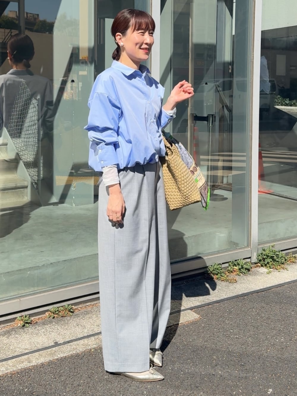 「シャツスタイル、シャツ、シャツコーデ、シャツ好き集まれ、青シャツ、ショート丈、パンツスタイル、パンツコーデ、サロペット、メッシュバッグ、メッシュ、スカーフ、マニプリ」｜「NOLLEY’Sの《オールシーズン対応》ウォッシャブルHandsomeサスペンダー2WAYパンツ（その他パンツ、グレー系）」を使った、yamaguchiさん（レディース・163cm）の春コーディネートの1枚目の写真