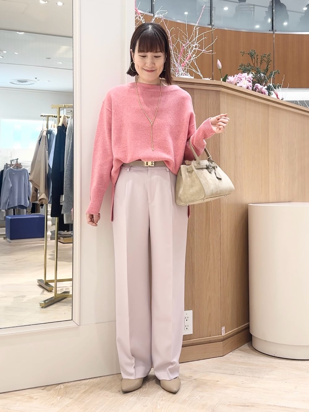 ピンク系のニット/セーター、ピンク系のその他パンツ、ベージュ系のトートバッグを着用したレディースの冬コーディネートの1枚目の写真