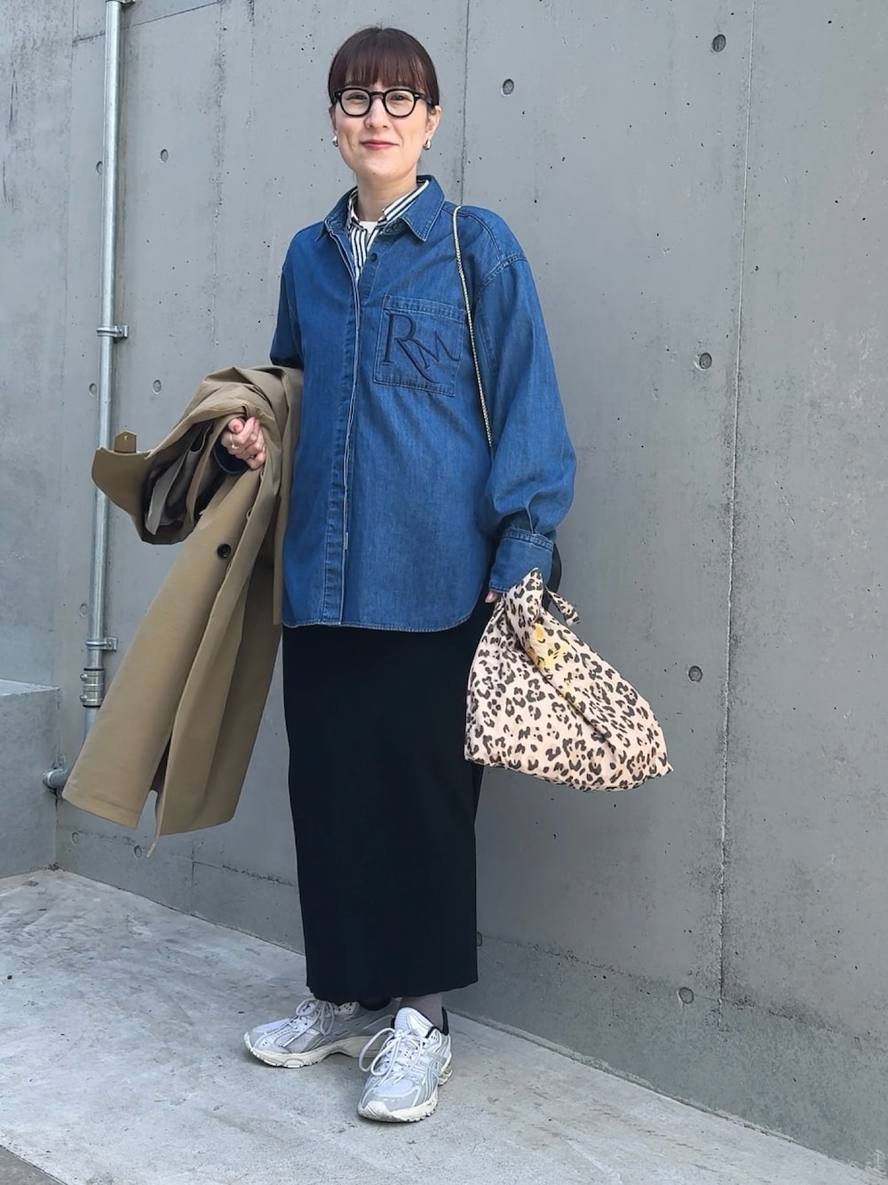 「メガネ女子、デニムコーデ、ニットスカート、スカートスタイル、スカート、スニーカーコーデ、スニーカー、シャツスタイル、レイヤード、レイヤードスタイル、ストライプシャツ、ストライプ、レオパード、ひょう柄」｜「Rie Millerの【RM denim】刺繍入りビッグデニムシャツ（シャツ/ブラウス、ブルー系）」を使った、yamaguchiさん（レディース・163cm）の冬コーディネートの1枚目の写真