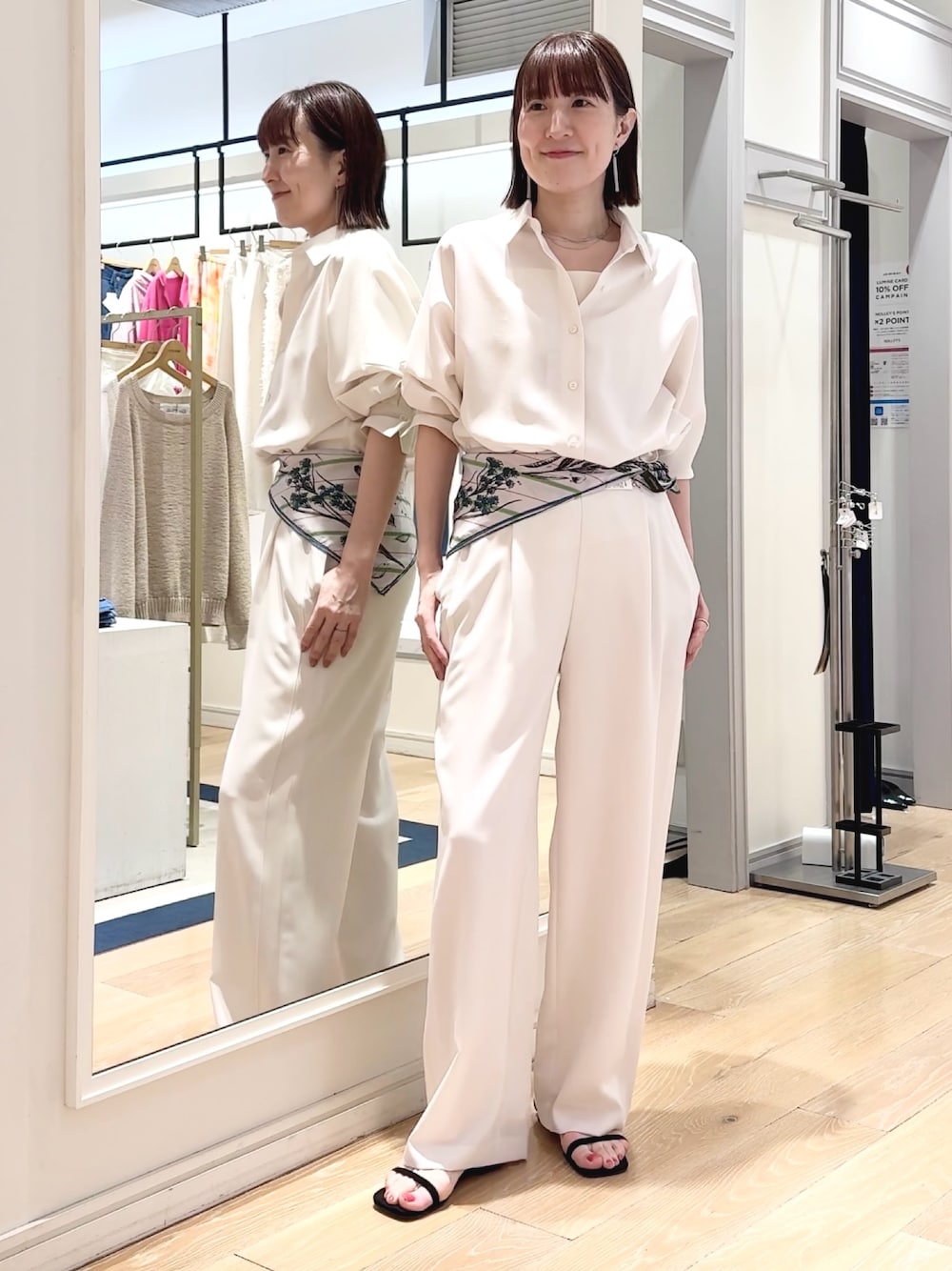 ホワイト系のシャツ/ブラウス、ホワイト系のキャミソール、ホワイト系のその他パンツを着用したレディースの春コーディネートの1枚目の写真