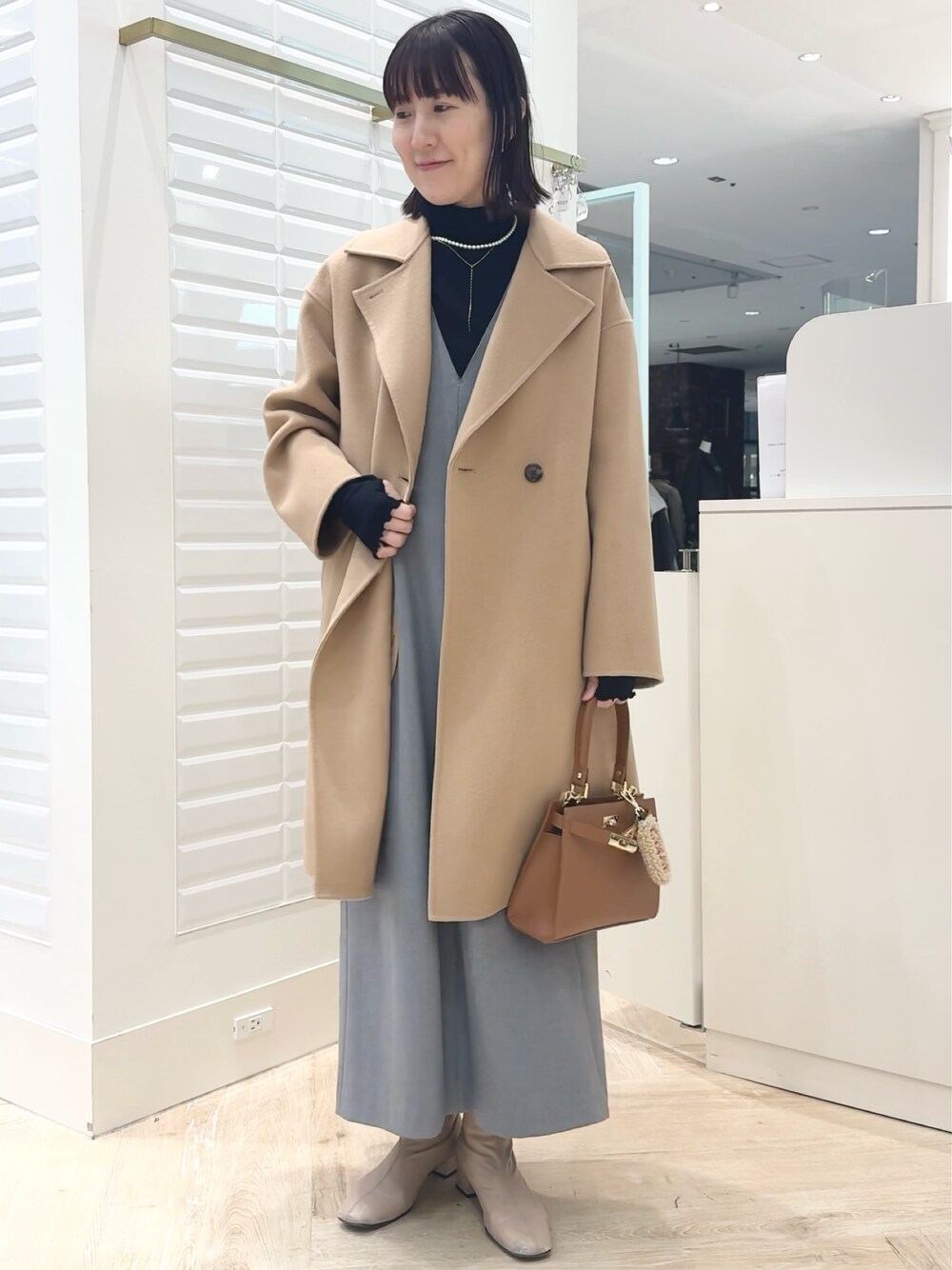 「キャメル、キャメルアウター、ベージュ、ベージュコーデ、コート、冬コーデ、クリスマスに着たい服、休日スタイル、お出かけコーデ、クリスマスコーデ、リバーコート、ワンピース 」｜「NOLLEY’Sの《セットアップ対応》ウォッシャブル両面起毛2WAYワンピース（ワンピース、グレー系）」を使った、yamaguchiさん（レディース・163cm）の冬コーディネートの1枚目の写真