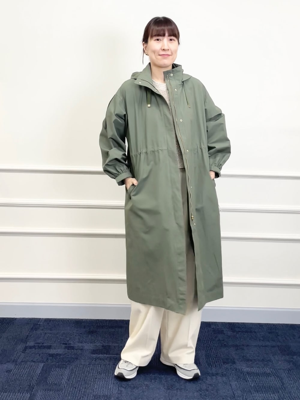「カーキ、カーキアウター、パンツスタイル、ワイドパンツ、カジュアルコーデ、マンパ、モッズコート、撥水加工、シンプルコーデ、休日スタイル、フードコート、スニーカー、スニーカーコーデ」｜「NOLLEY’Sのウォッシャブルラメ2WAYショートVネックカーディガン（カーディガン/ボレロ、ゴールド系）」を使った、yamaguchiさん（レディース・163cm）の冬コーディネートの1枚目の写真