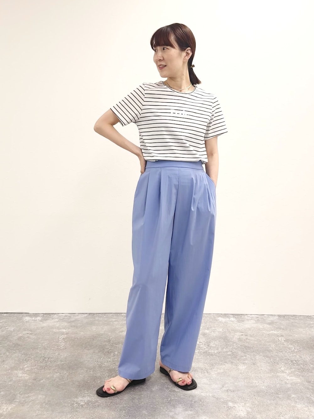 ホワイト系のTシャツ/カットソー、ブラウン系のサンダル、ブルー系のその他パンツを着用したレディースの夏コーディネートの1枚目の写真