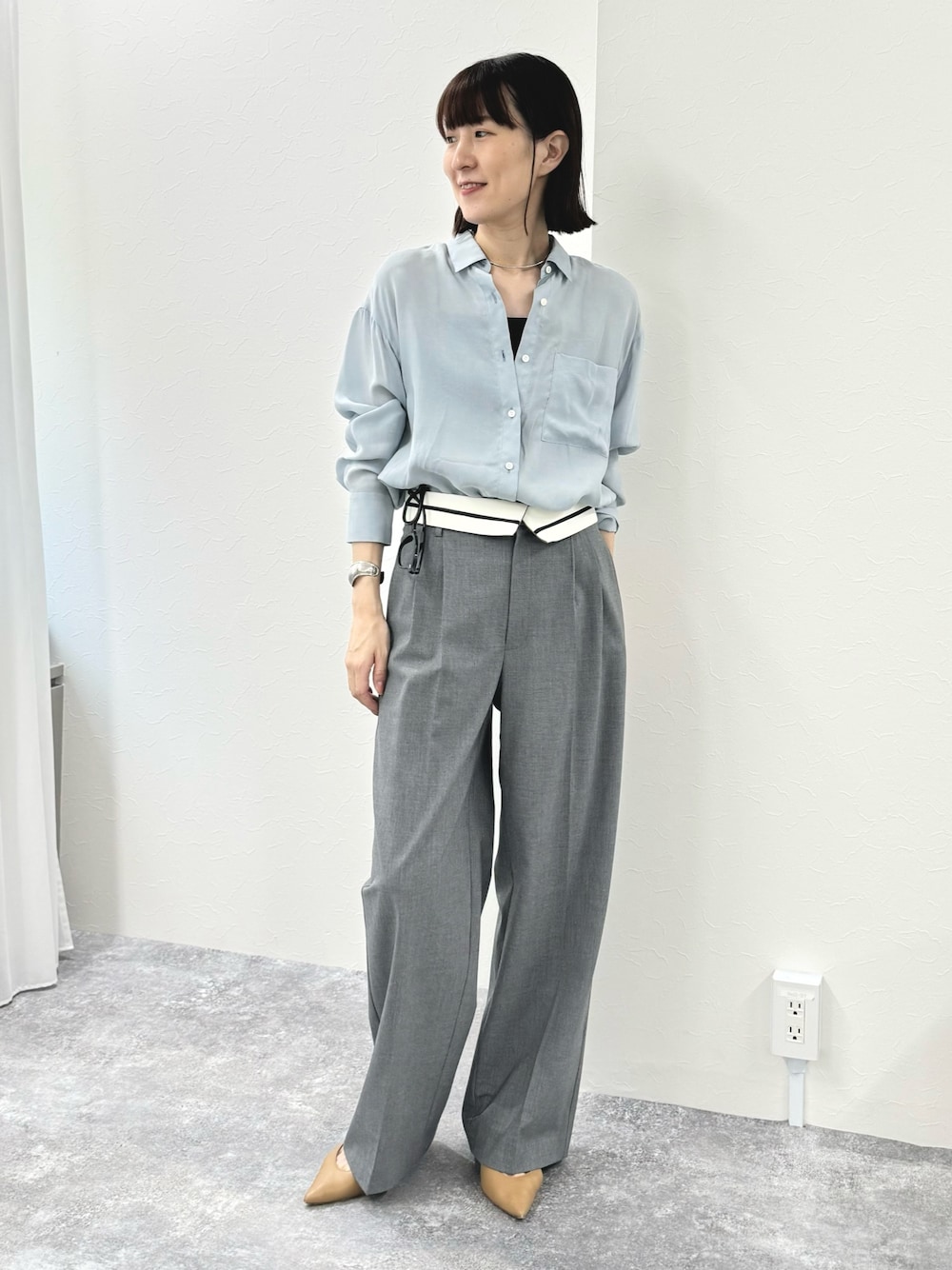 「シャツスタイル、シャツ、とろみシャツ、パンツスタイル、パンツコーデ、グレーパンツ、ウエストデザイン、折り返し、ワイドパンツ、きれいめカジュアル、初秋コーデ、骨格ナチュラル」｜「NOLLEY’S Sophiのウォッシャブルウエスト折り返し2WAYワイドパンツ（その他パンツ、グレー系）」を使った、yamaguchiさん（レディース・163cm）の秋コーディネートの1枚目の写真