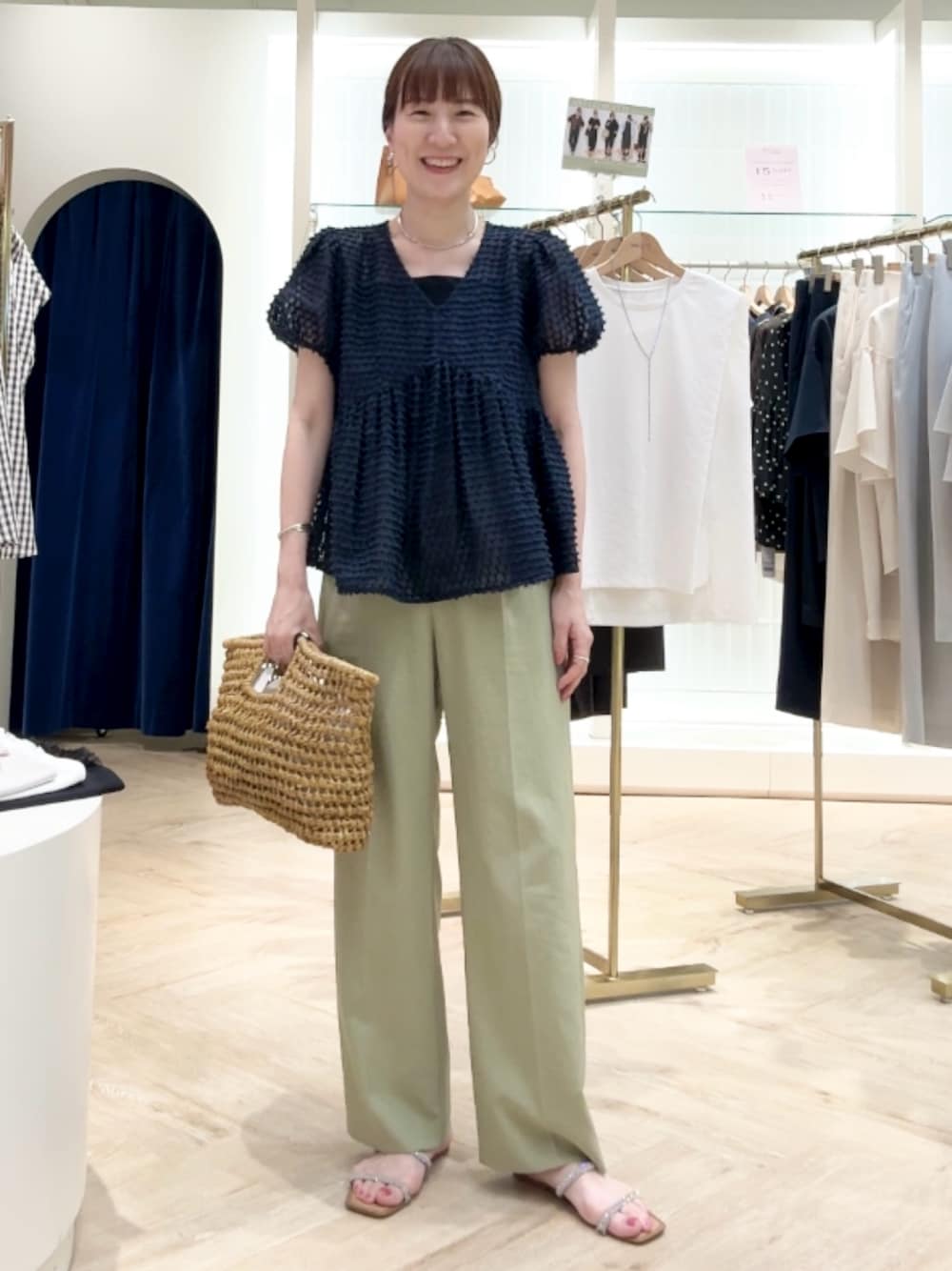 「ブラウス、ブラウスコーデ、ペプラム、ぺプラムトップス、ドット、パンツスタイル、パンツコーデ、パンツ、夏コーデ、きれいめカジュアル、シアートップス、お出かけコーデ、休日スタイル、夏服コーデ、シンプルスタイル」｜「grace grace の【grace grace/グラスグラス】ニュアンスG型イヤリング（イヤリング、ゴールド系）」を使った、yamaguchiさん（骨格ナチュラル・レディース・163cm）の夏コーディネートの1枚目の写真