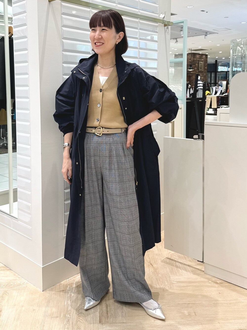 「コート、アウター、撥水加工、フードコート、フーディー、ネイビー、パンツスタイル、チェック、チェックパンツ、カーディガン、キャメル、秋っぽコーデ更新中、秋服、オトナカジュアル」｜「NOLLEY’Sの《手洗い可能》愛され サテン×ベア天2WAYタンクトップ（タンクトップ、ホワイト系）」を使った、yamaguchiさん（レディース・163cm）の秋コーディネートの1枚目の写真