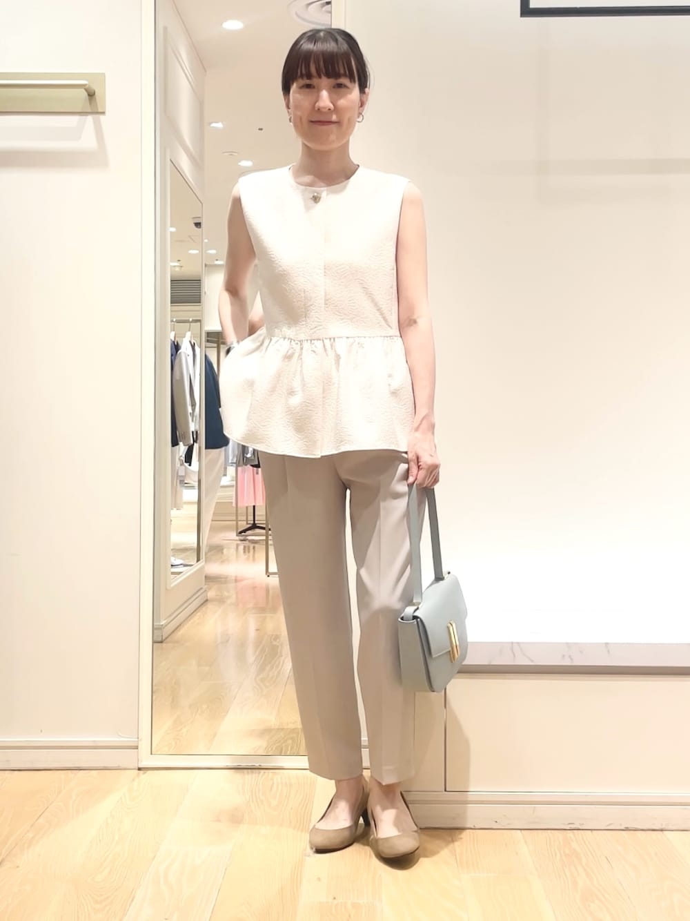 「ジレスタイル、ジレ、ぺプラムトップス、ペプラム、ワントーンコーデ、淡色コーデ、パンツスタイル、タックパンツ、お出かけコーデ、きれいめカジュアル」｜「NOLLEY’S Sophiのウォッシャブルツイルインゴムパンツ（その他パンツ、ベージュ系）」を使った、yamaguchiさん（レディース・163cm）の春コーディネートの1枚目の写真