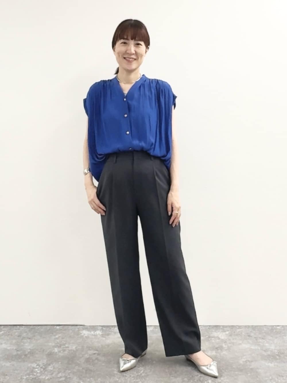 「オフィスカジュアル、オフィススタイル、オフィスコーデ、通勤コーデ、通勤スタイル、ワイドパンツ、パンツスタイル、パンツコーデ、夏コーデ、ブラウスコーデ、大人コーデ、シンプルスタイル、きれいめカジュアル」｜「NOLLEY’Sの【PR林☆別注カラーあり】ウォッシャブルツイルストレッチ愛されワイドパンツ（その他パンツ、グレー系）」を使った、yamaguchiさん（骨格ナチュラル・レディース・163cm）の夏コーディネートの1枚目の写真