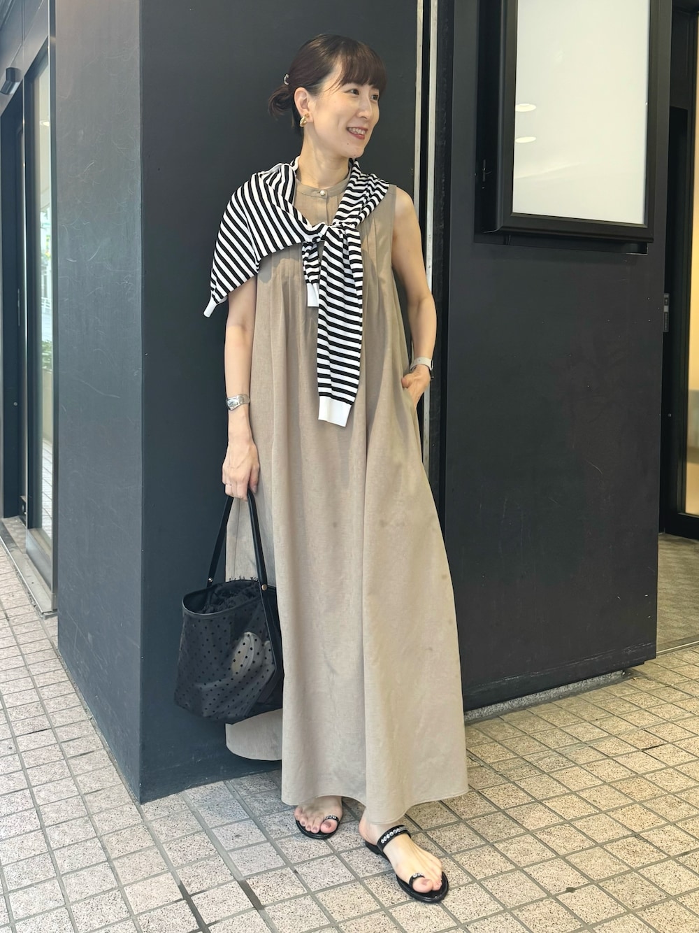 「ワンピース、ワンピーススタイル、シャツワンピ、ワントーン、ボーダー、カーディガン肩かけ、カーディガン、チュールバッグ、雨の日コーデ、梅雨コーデ、夏コーデ、きれいめカジュアル、サンダル、オトナカジュアル、ロングワンピース」｜「FABIO RUSCONIの【FABIO RUSCONI/ファビオルスコーニ】PVCビジューサンダル（サンダル、ブラック系）」を使った、yamaguchiさん（レディース・163cm）の夏コーディネートの1枚目の写真