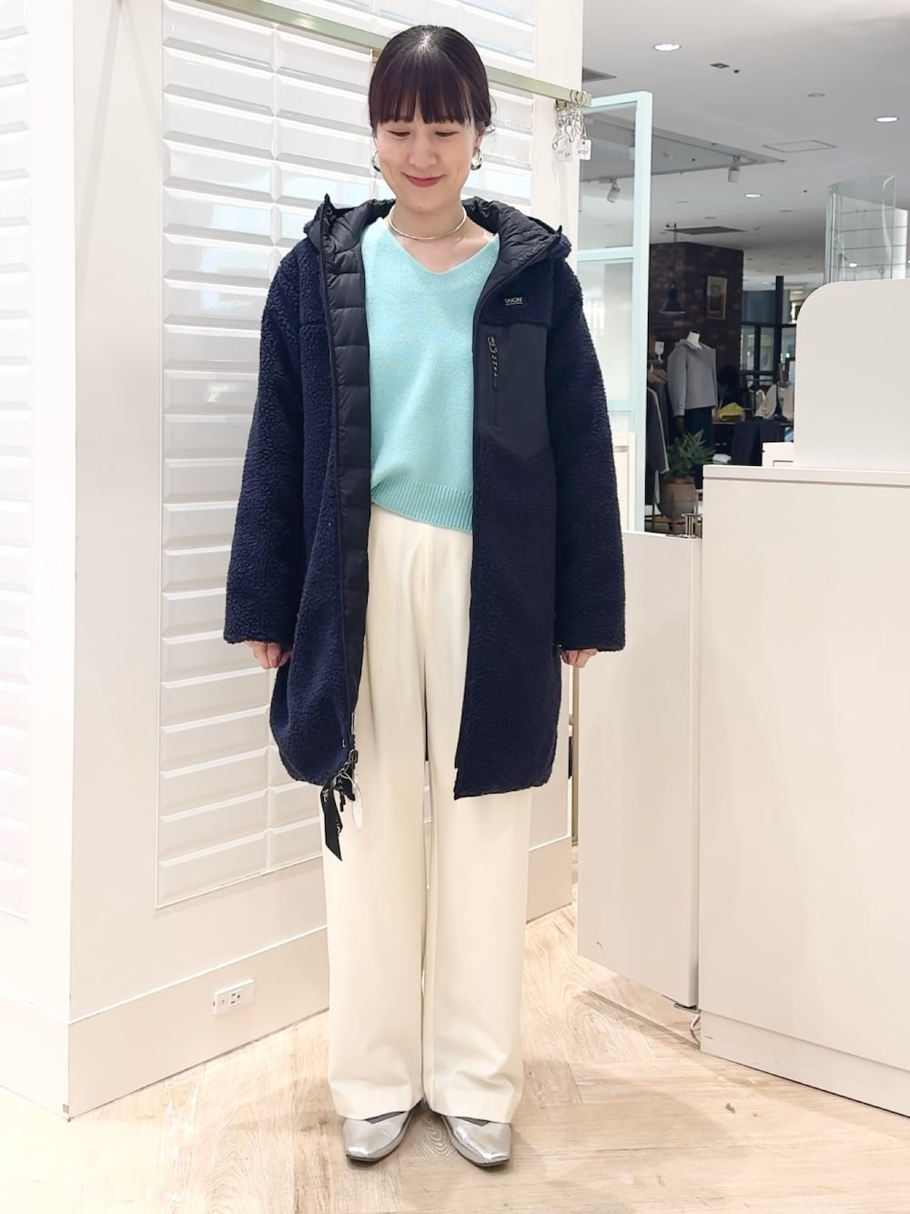 「冬コーデ、クリスマスに着たい服、初詣、ダウンジャケット、ダウン、冬アウター、コート、キルティング、リバーシブル、テーマパークコーデ、あったかコーデ、ボア、休日スタイル」｜「NOLLEY’Sのロゴ刺繍入りVネックプルオーバーニット（ニット/セーター、グリーン系）」を使った、yamaguchiさん（レディース・163cm）の冬コーディネートの1枚目の写真