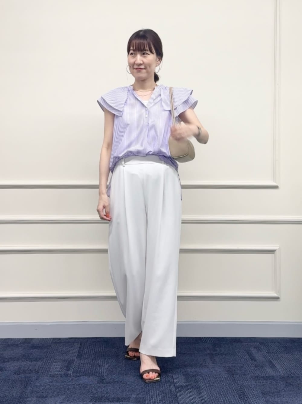 パープル系のシャツ/ブラウス、ベージュ系のショルダーバッグ、ホワイト系のその他パンツを着用したレディースの夏コーディネートの1枚目の写真