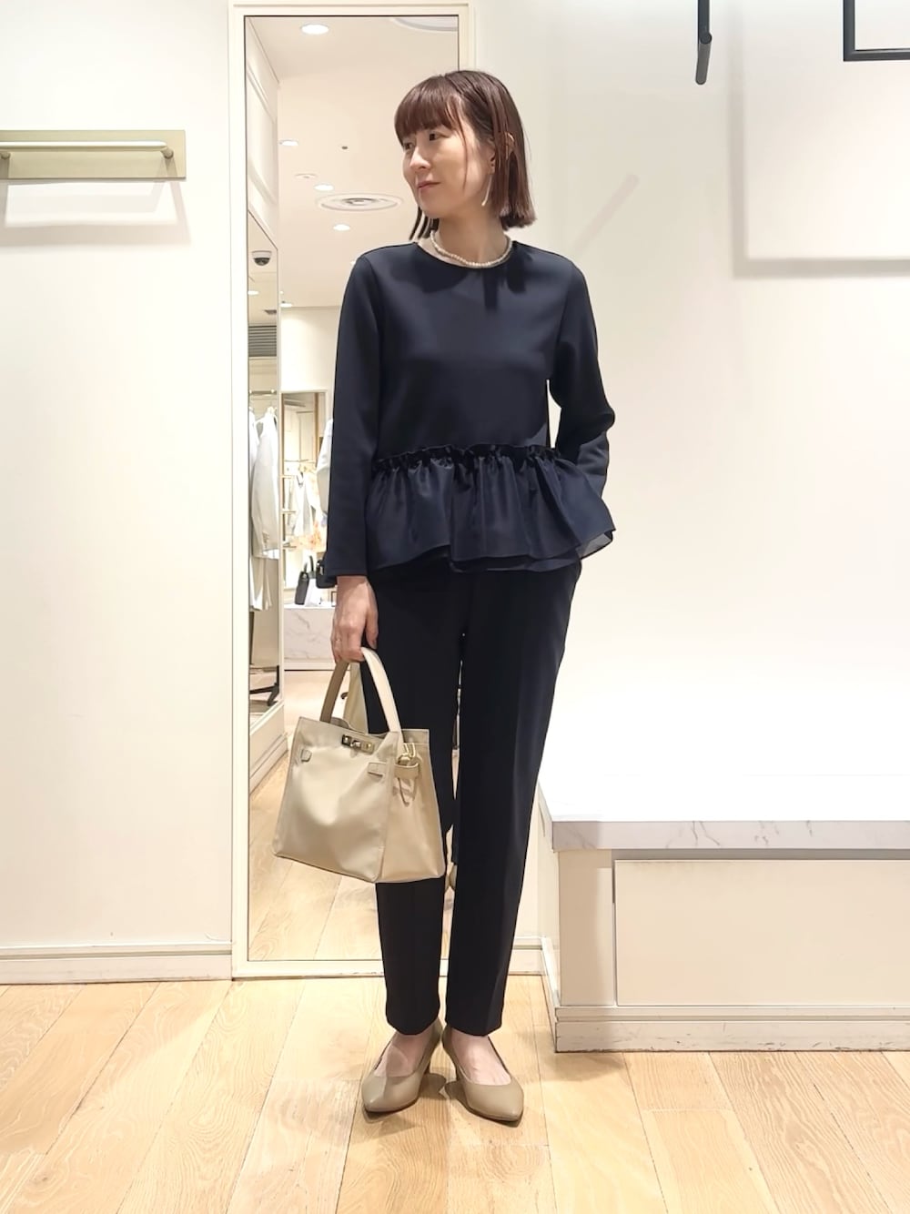 ベージュ系のトートバッグ、ブルー系のその他パンツ、ブルー系のTシャツ/カットソーを着用したレディースの春コーディネートの1枚目の写真