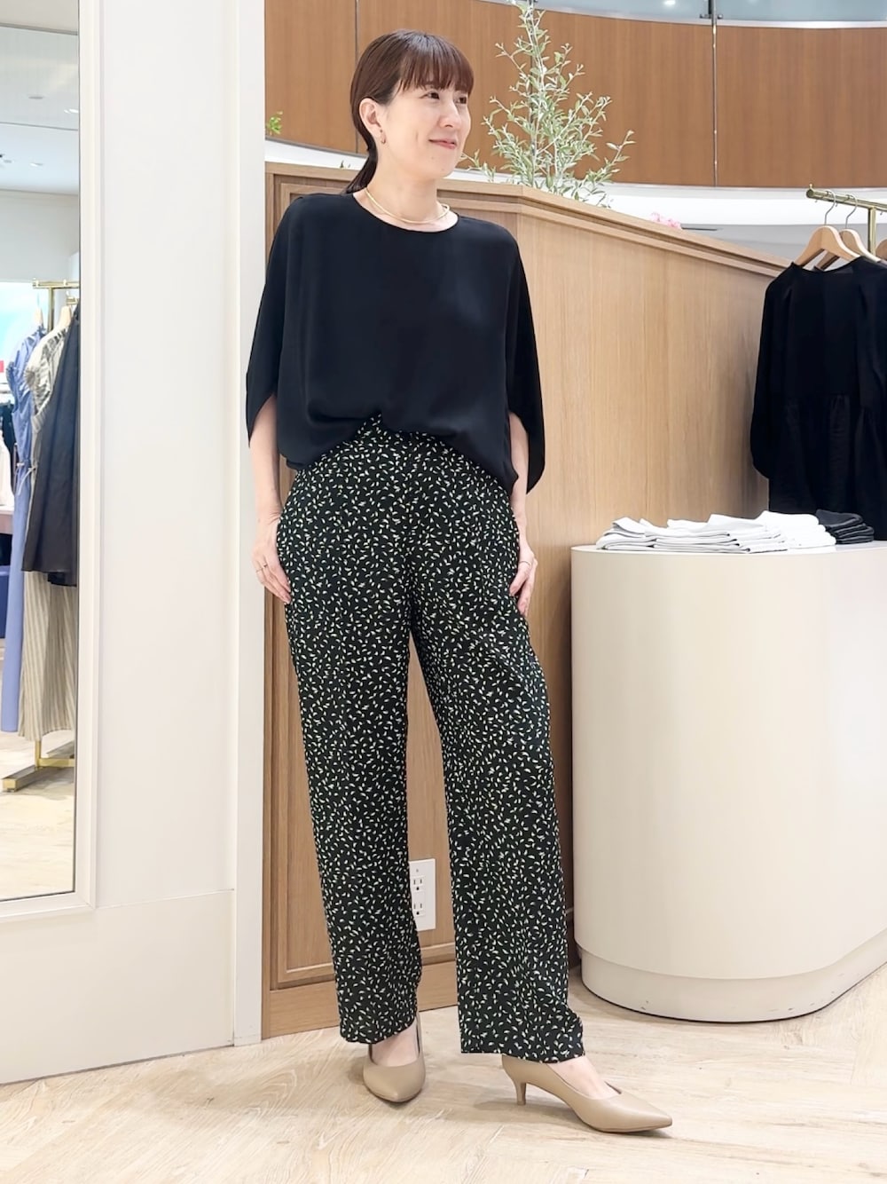 ブラック系のシャツ/ブラウス、ブラック系のその他パンツ、シルバー系のネックレスを着用したレディースの夏コーディネートの1枚目の写真