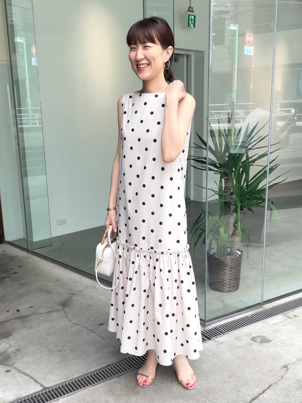 「春服みてみて、オトナカワイイ、ドット、ドット柄、ワンピース、ワンピーススタイル、ドットワンピ、ペプラムワンピース、フリル、モノトーン、モノトーンコーデ、ベージュ、ノースリーブワンピース、ノースリーブ」｜「NOLLEY’Sの◇【WEB限定カラーあり】ストラップサンダル（サンダル、ゴールド系）」を使った、yamaguchiさん（レディース・163cm）の春コーディネートの1枚目の写真