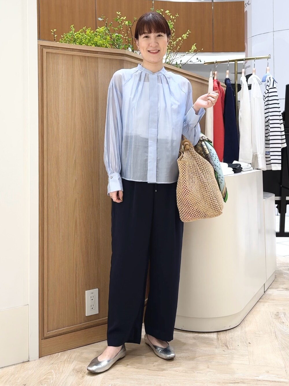 「かごバッグ、スカーフ、シアー、シアートップス、シアーシャツ、シャツ、シャツスタイル、シャツコーデ、シャツ/ブラウス、バンドカラーシャツ、爽やかコーデ、タンクトップ、初夏コーデ」｜「grace grace のニュアンスG型ピアス（ピアス（両耳用）、シルバー系）」を使った、yamaguchiさん（レディース・163cm）の春コーディネートの1枚目の写真
