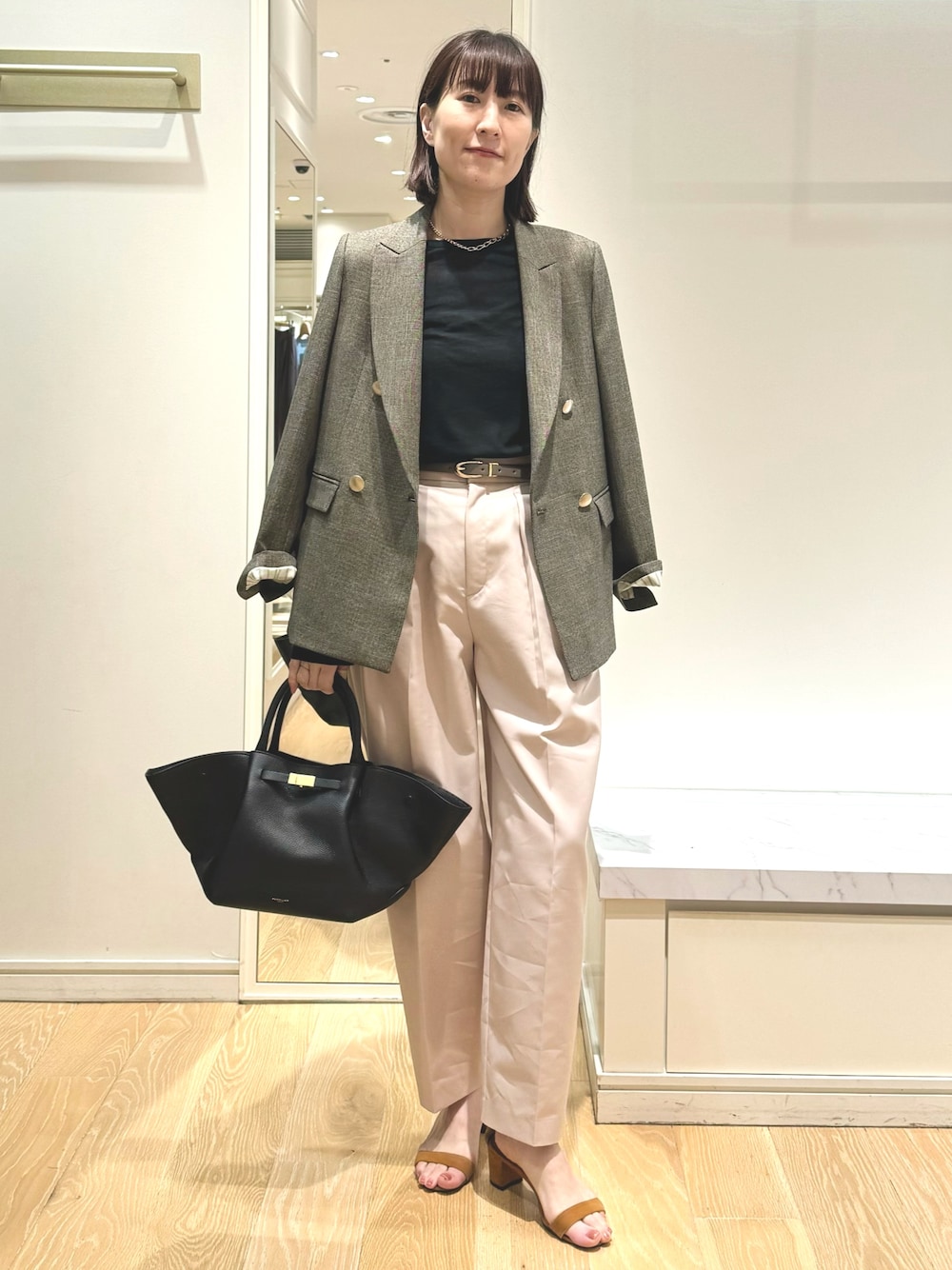 「パンツスタイル、パンツコーデ、ジャケット、ダブルジャケット、デメリエー、DeMEllier、シアートップス、大人カジュアル、レイヤードスタイル、大人コーデ、メガネ女子、シュシュ、秋服準備はじめました、秋コーデ」｜「NOLLEY’S SophiのシアーフライスロンT（Tシャツ/カットソー、ブラック系）」を使った、yamaguchiさん（レディース・163cm）の夏コーディネートの1枚目の写真