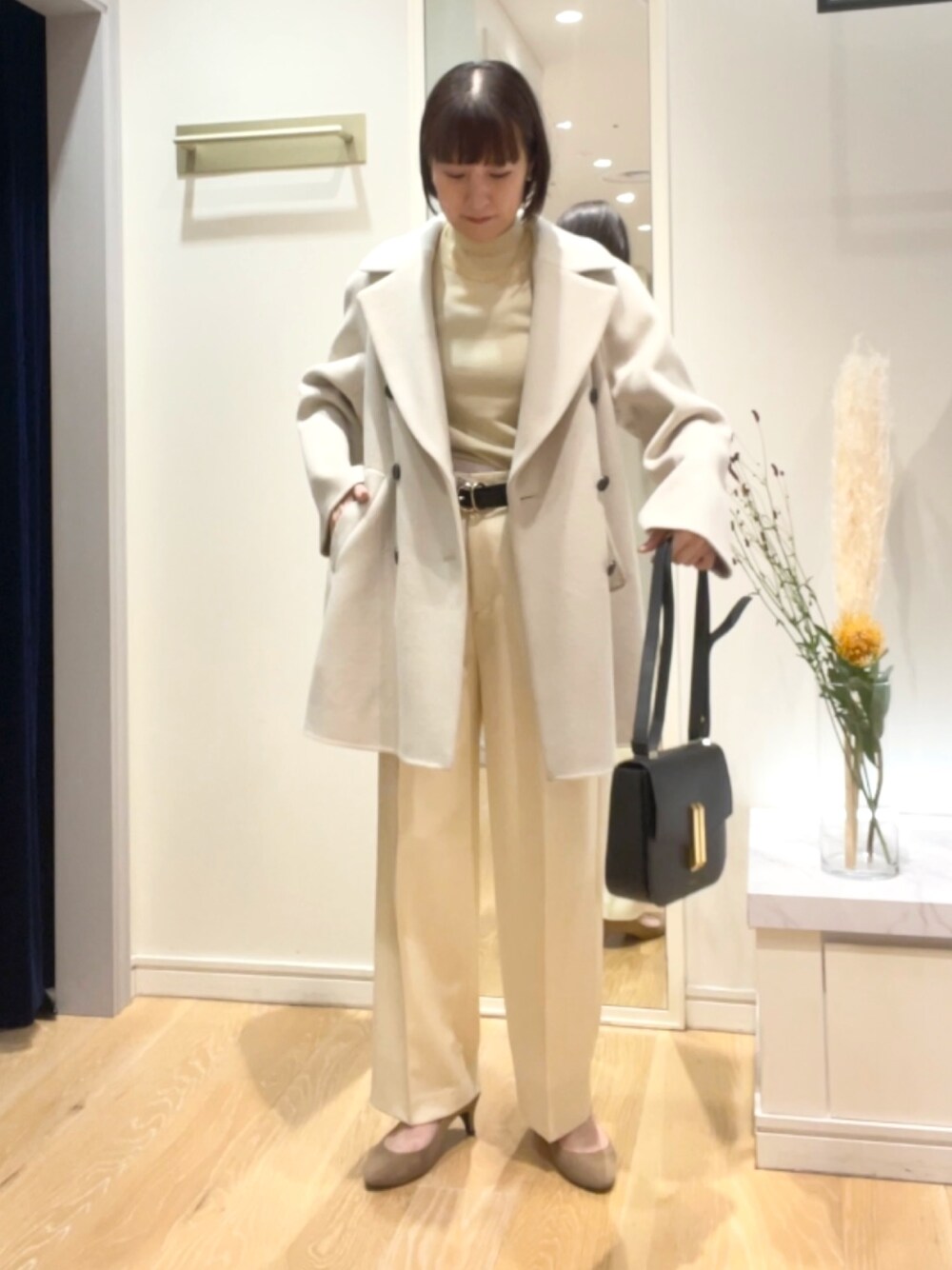 「淡色コーデ、アウター、コート、ピーコート、チェスターコート、ショートコート、パンツスタイル、DeMEllier、きれいめカジュアル、オトナカジュアル、おでかけコーデ、ショルダーバッグ、秋冬、大人女子」｜「DEMELLIER LONDONの【DeMellier／デメリエー】Vancouverミニショルダーバッグ（ハンドバッグ、ブラック系）」を使った、yamaguchiさん（レディース・163cm）の秋コーディネートの1枚目の写真