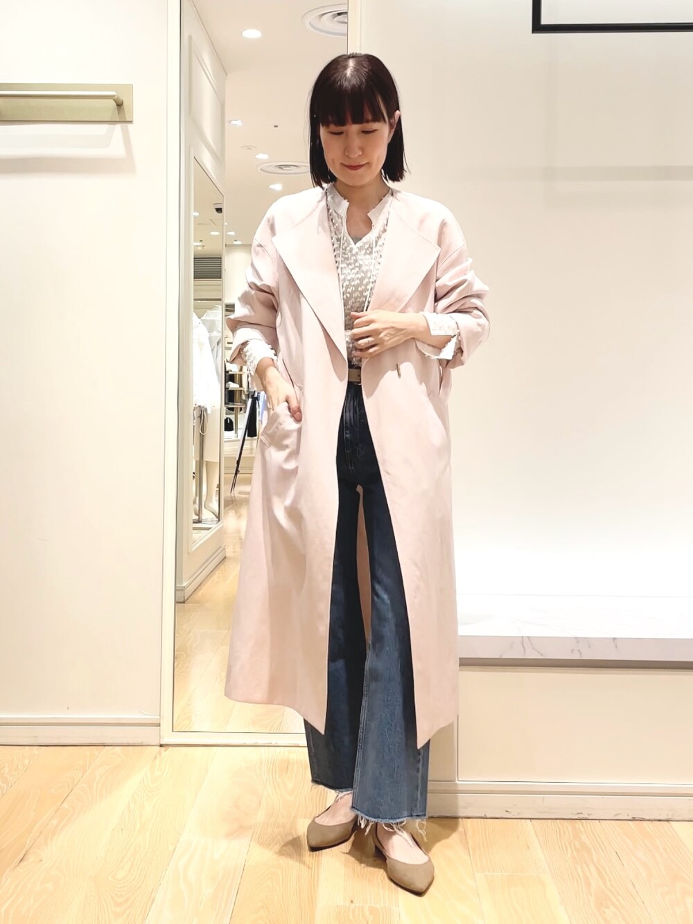 ベージュ系のニット/セーター、ピンク系のノーカラーコート、ホワイト系のシャツ/ブラウスを着用したレディースの春コーディネートの1枚目の写真
