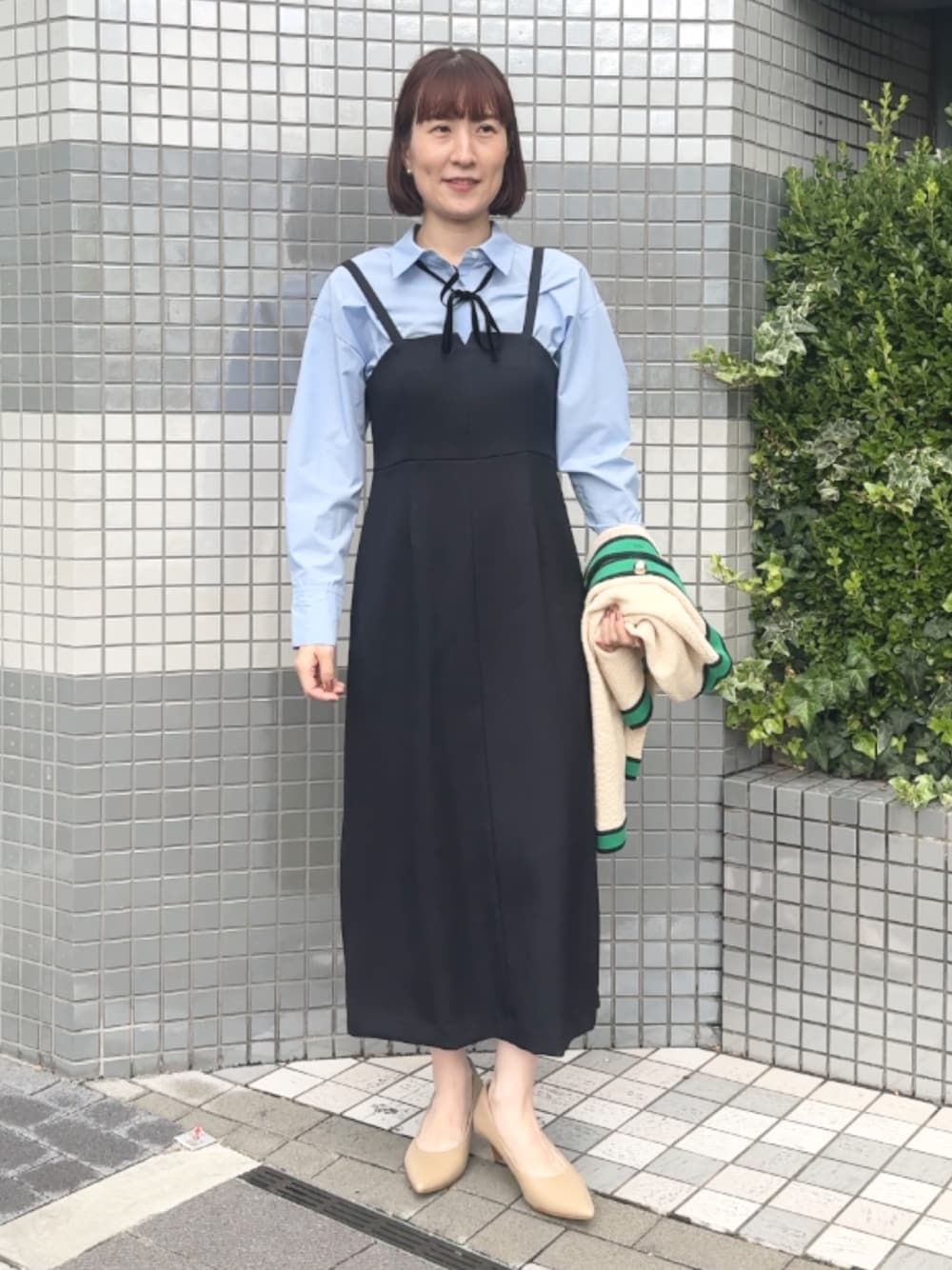 スカート 青シャツワンピース 黒と青のワンピース ワンピースを使った 青シャツ のレディース人気ファッションコーディネート