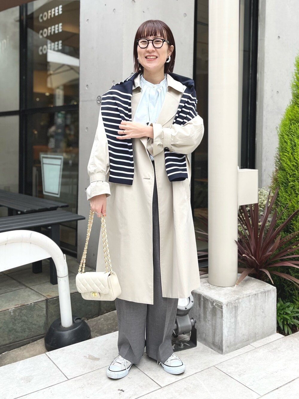 「シンプルコーデ、大人カジュアル、トレンチコート、ロングコート、ボーダー、肩掛けカーデ、チェーンバッグ、キルティングバッグ、大人女子、パンツスタイル、グレー、パンツコーデ、メガネ女子」｜「NOLLEY’S Sophiのラッフルカラーシャツブラウス（シャツ/ブラウス、ブルー系）」を使った、yamaguchiさん（レディース・163cm）の冬コーディネートの1枚目の写真