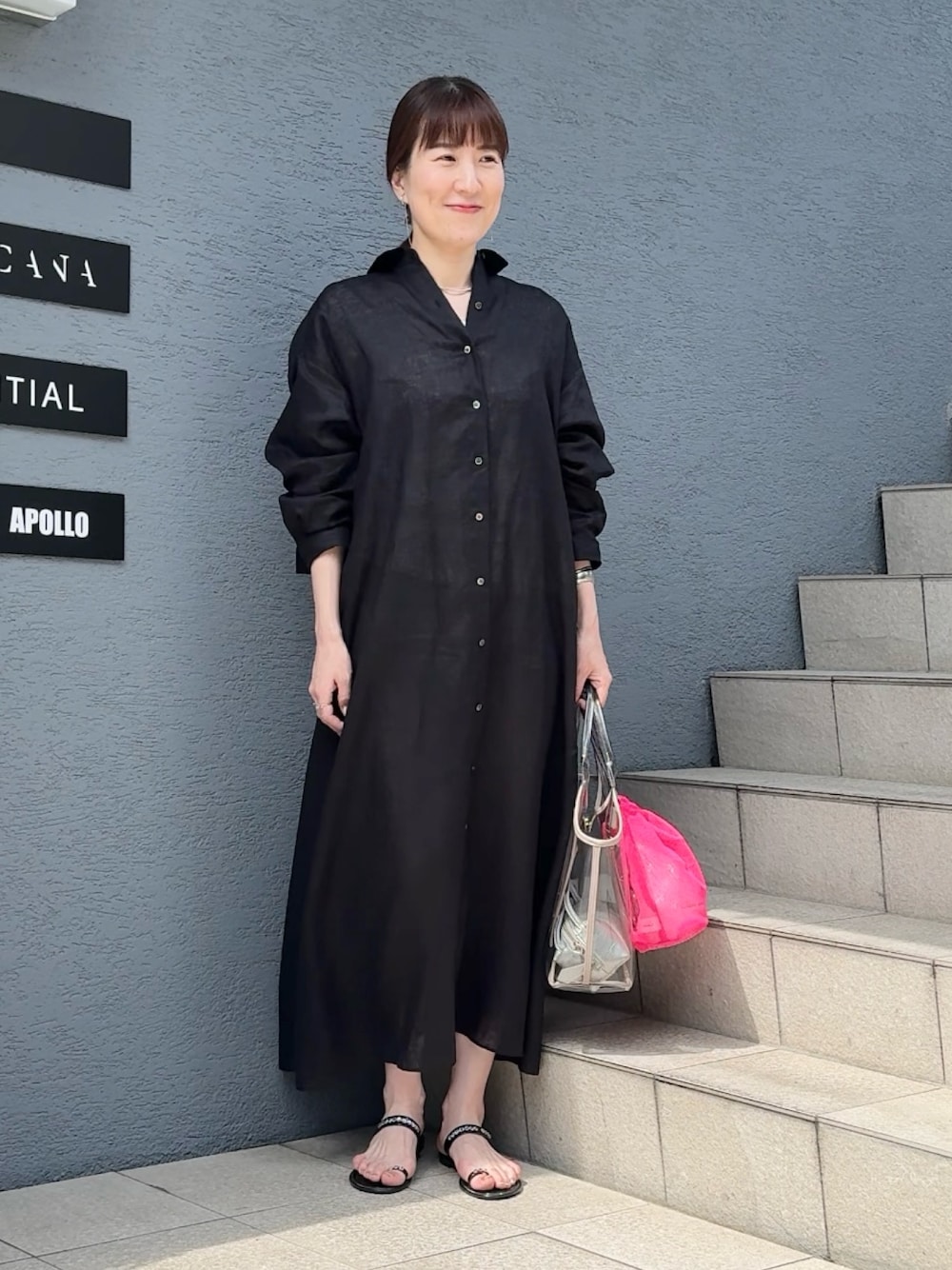 ベージュ系のトートバッグ、ブラック系のシャツワンピース、ブラウン系のバレッタ/ヘアクリップを着用したレディースの春コーディネートの1枚目の写真