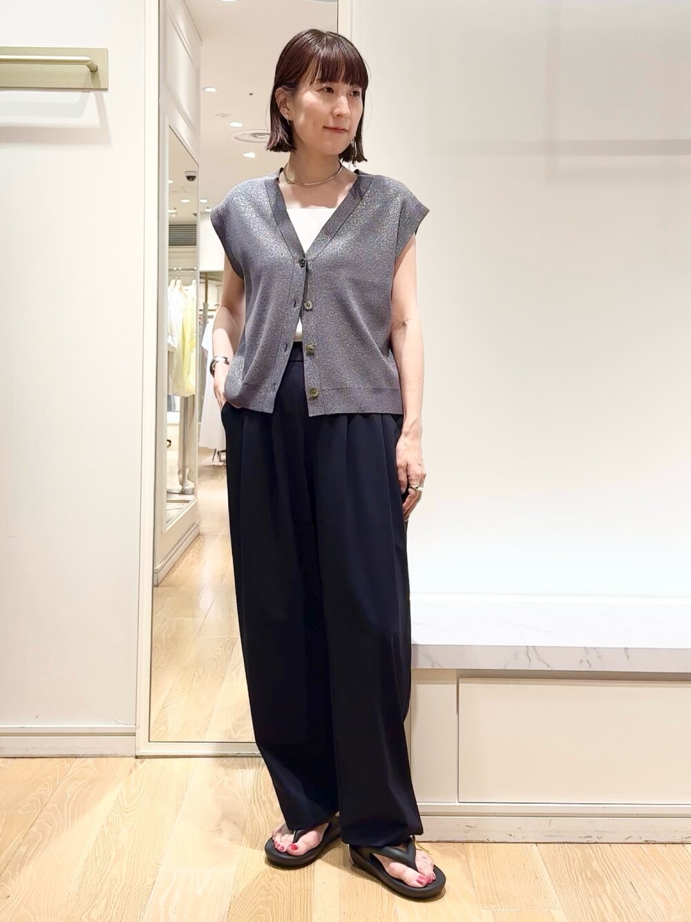 ブラック系のその他パンツ、ブラック系のサンダル、グレー系のベストを着用したレディースの夏コーディネートの1枚目の写真