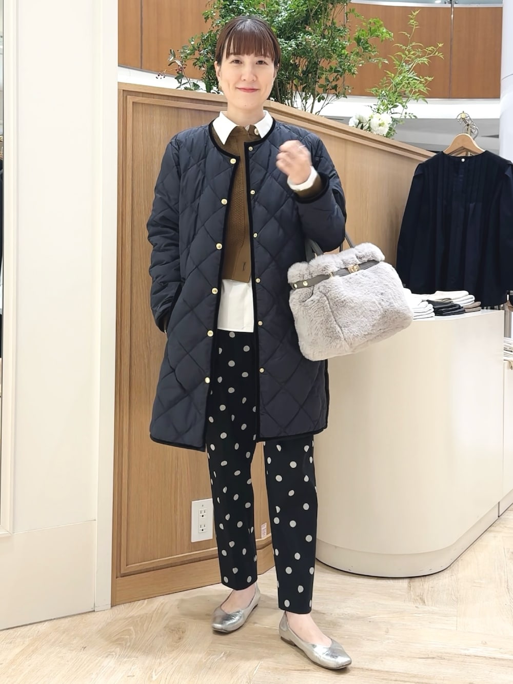 ブラック系のその他パンツ、ホワイト系のシャツ/ブラウス、ベージュ系のトートバッグを着用したレディースの秋コーディネートの1枚目の写真