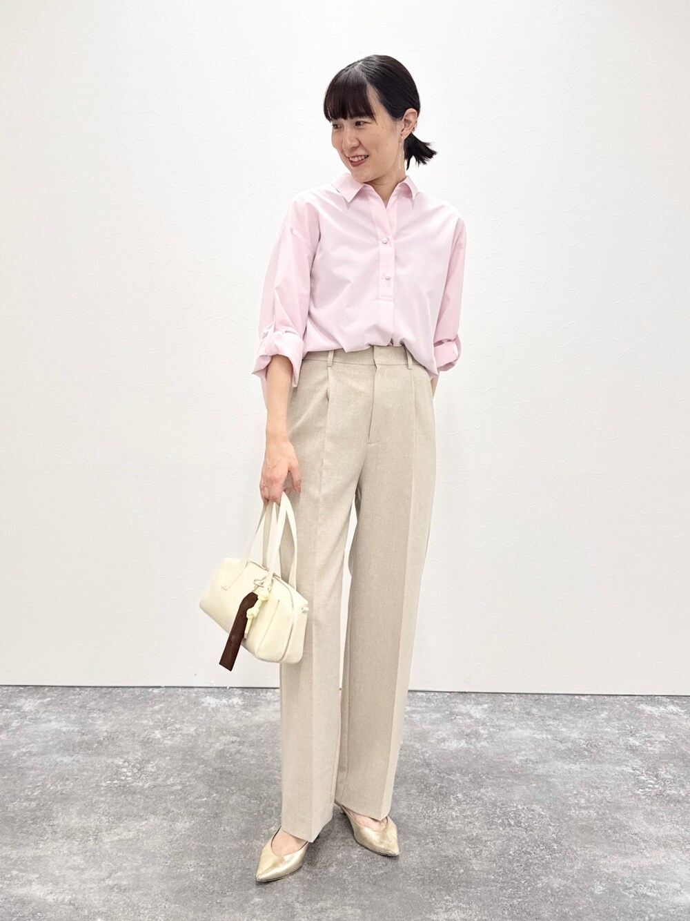 ホワイト系のボストンバッグ、ベージュ系のその他パンツ、ピンク系のシャツ/ブラウスを着用したレディースの冬コーディネートの1枚目の写真