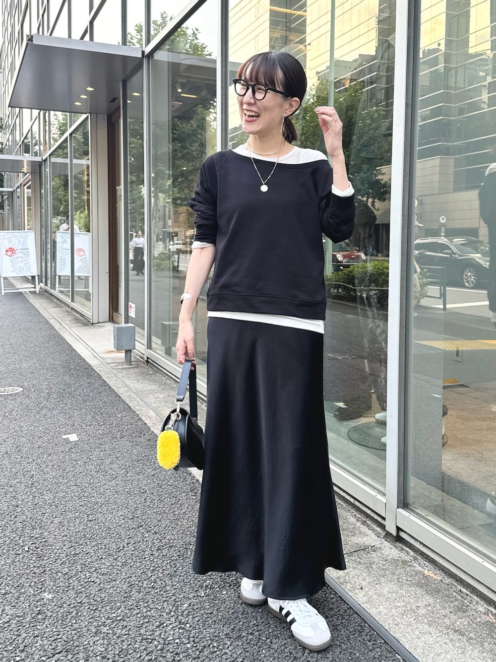 「スウェット、スカートスタイル、ロングスカート、モノトーン、ワントーンコーデ、黒コーデ、レイヤードスタイル、めがね、メガネ女子、秋っぽコーデ更新中、スニーカー、休日スタイル、秋のコーデ、コインネックレス」｜「Lisa Conteのムートン刺繍チャーム　made in Italy（チャーム、イエロー系）」を使った、yamaguchiさん（レディース・163cm）の秋コーディネートの1枚目の写真