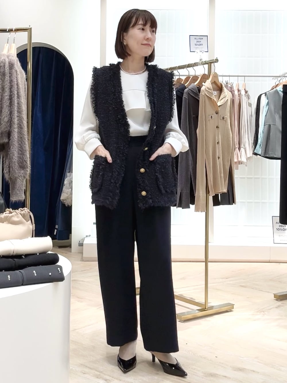 「ベスト、フリンジ、ジレ、ジレスタイル、ニットベスト、ツイード、ワントーンコーデ、フォーマル、フォーマル/セレモニー、セレモニーコーデ、オケージョン、お出かけコーデ、七五三、オフィスカジュアル、レイヤードスタイル」｜「NOLLEY’Sの《セットアップ対応》ウォッシャブルダブルクロスワイドパンツ（その他パンツ、ブルー系）」を使った、yamaguchiさん（レディース・163cm）の秋コーディネートの1枚目の写真