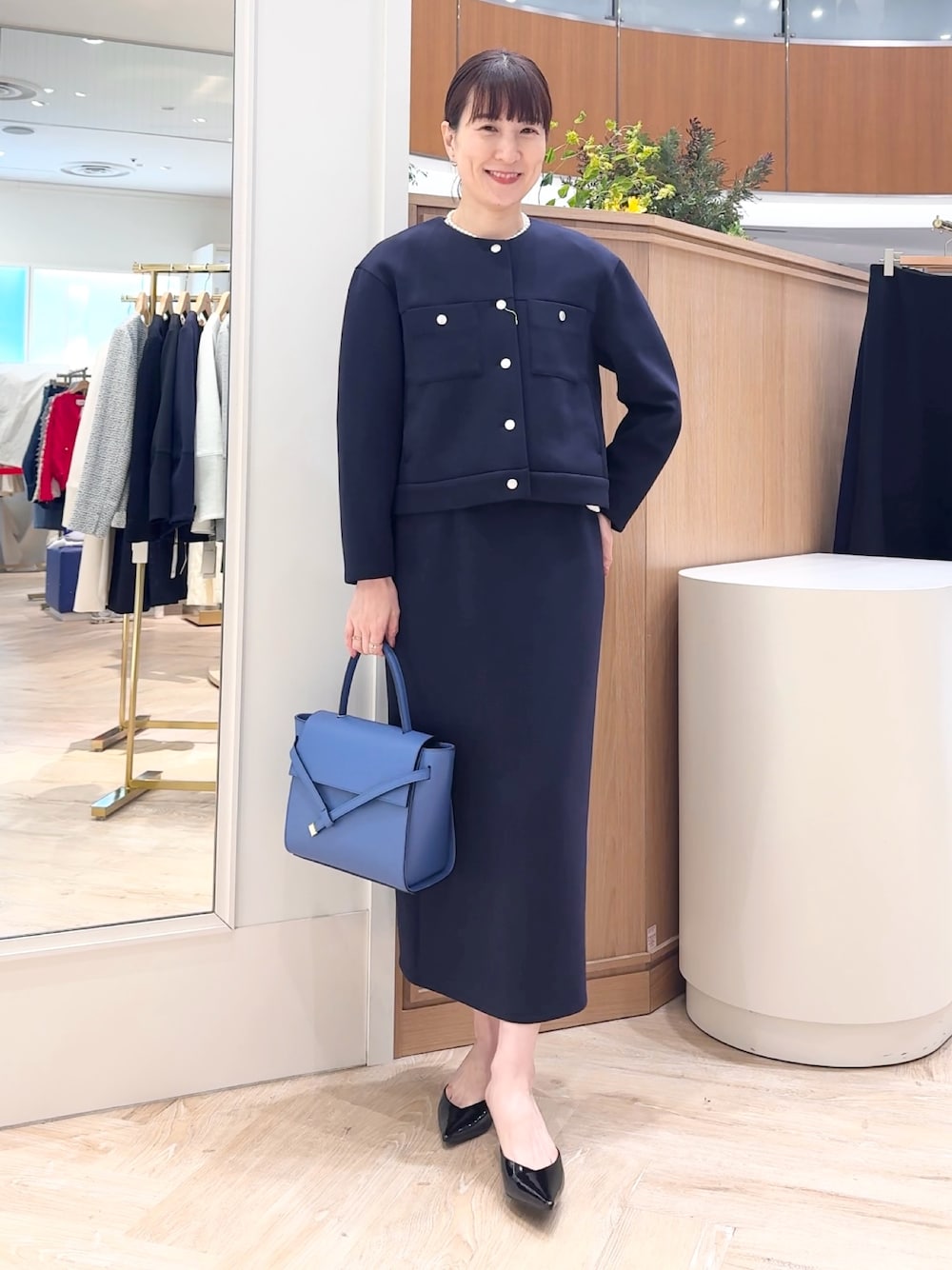 「シンプル、オトナ女子、通勤コーデ、セレモニーコーデ、大人ファッション、セットアップ、入学式、卒業式、オケージョン、スーツ、スーツスタイル、ネイビー、タイトスカート」｜「NOLLEY’Sのクロスベルトカブセバッグ（ショルダーバッグ、ブルー系）」を使った、yamaguchiさん（レディース・163cm）の冬コーディネートの1枚目の写真