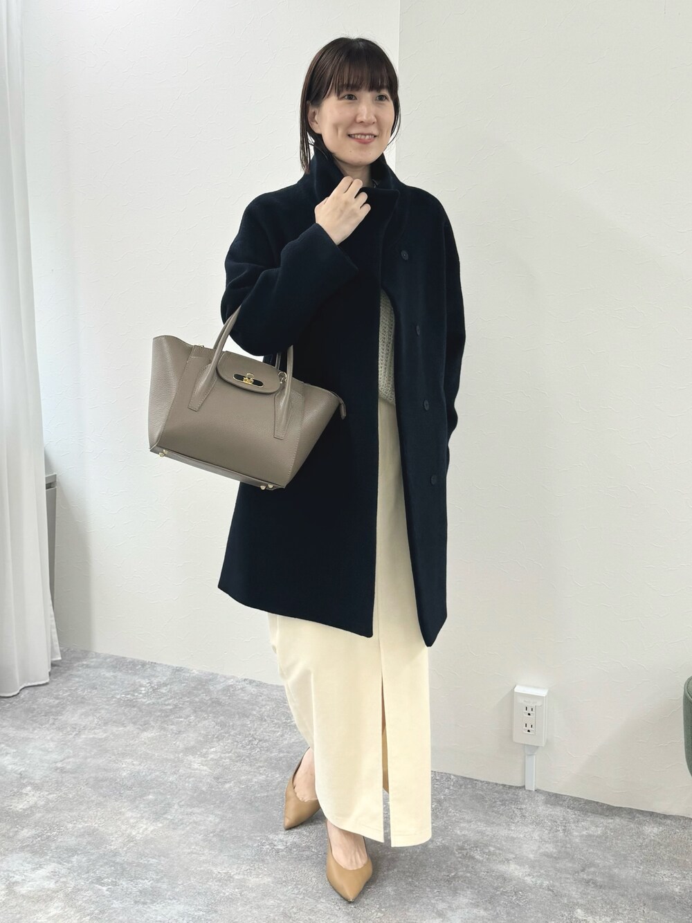 「きれいめカジュアル、スカートコーデ、スカート、タイトスカート、白スカート、アウター、アウターコーデ、スタンドカラーコート、コートスタイル、オフィスカジュアル、大人かわいい、オトナカジュアル」｜「NOLLEY’S Sophiのウォッシャブルベルベットロングタイトスカート（スカート、ホワイト系）」を使った、yamaguchiさん（レディース・163cm）の秋コーディネートの1枚目の写真