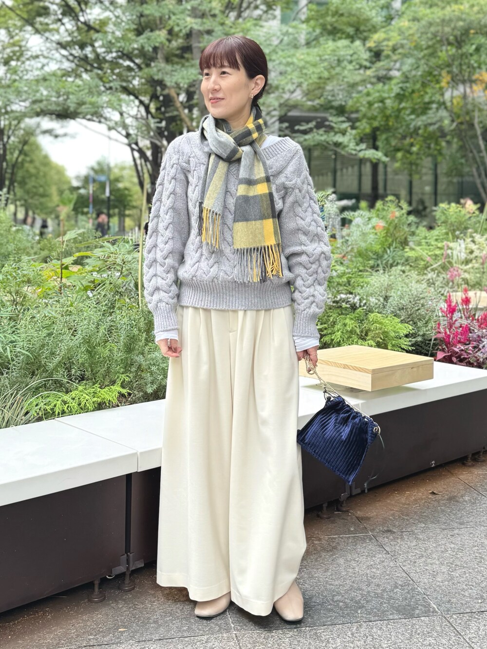 「ケーブルニット、ケーブル編み、ニット、ラメニット、グレー、ワイドパンツ、白パンツ、マフラー、マフラーぐるぐる、マフラーコーデ、チェック、おしゃ見えテクニック、モノトーン、休日スタイル、ゆるコーデ」｜「NOLLEY’Sの◇【WEB限定】ラメケーブル両Vネックプルオーバーニット（ニット/セーター、グレー系）」を使った、yamaguchiさん（レディース・163cm）の秋コーディネートの1枚目の写真