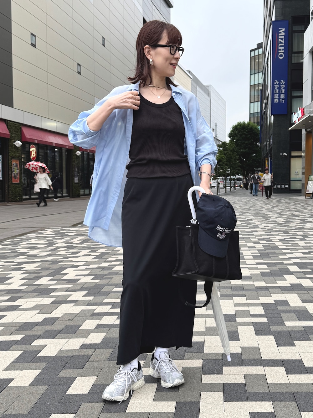 「青シャツ、青シャツコーデ、シャツ、シャツスタイル、シャツコーデ、シャツ好き集まれ、シャツ/ブラウス、雨の日コーデ、トートバッグ」｜「NOLLEY’Sの◇【WEB限定】MY STANDARD シアーシャツ（シャツ/ブラウス、ブルー系）」を使った、yamaguchiさん（骨格ナチュラル・レディース・163cm）の夏コーディネートの1枚目の写真