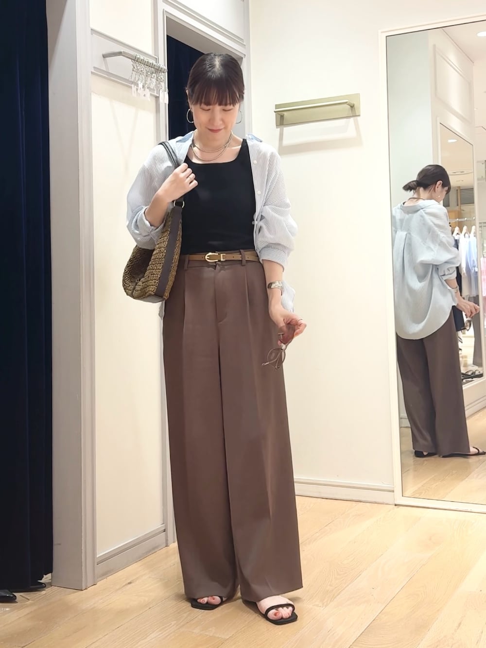 ブラウン系のその他パンツ、ブルー系のシャツ/ブラウス、ブラウン系のショルダーバッグを着用したレディースの夏コーディネートの1枚目の写真