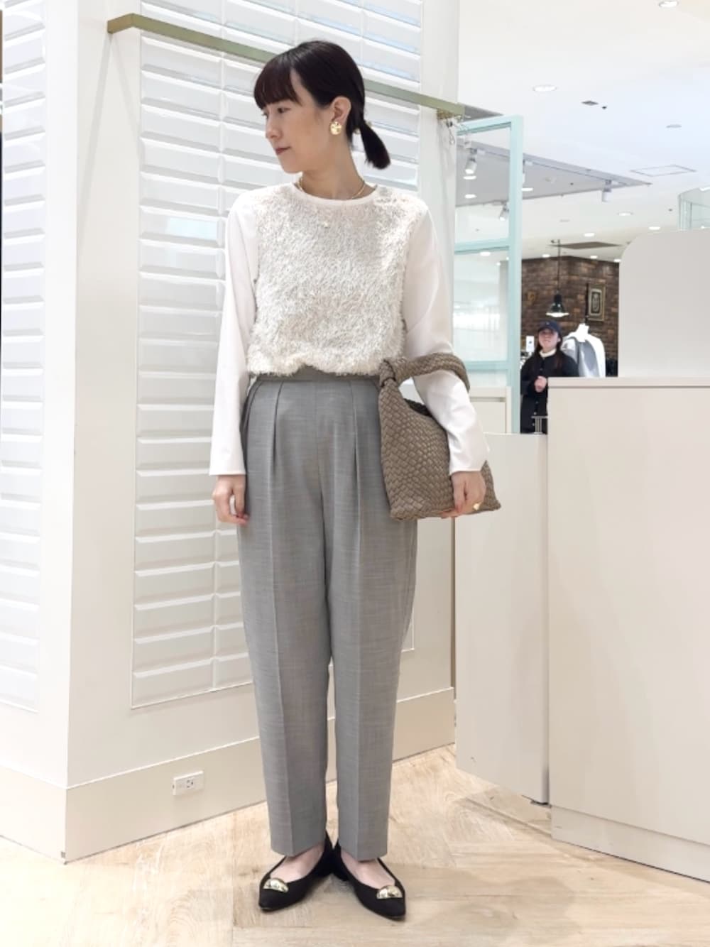 グレー系のその他パンツ、ホワイト系のシャツ/ブラウス、グレー系のショルダーバッグを着用したレディースの冬コーディネートの1枚目の写真