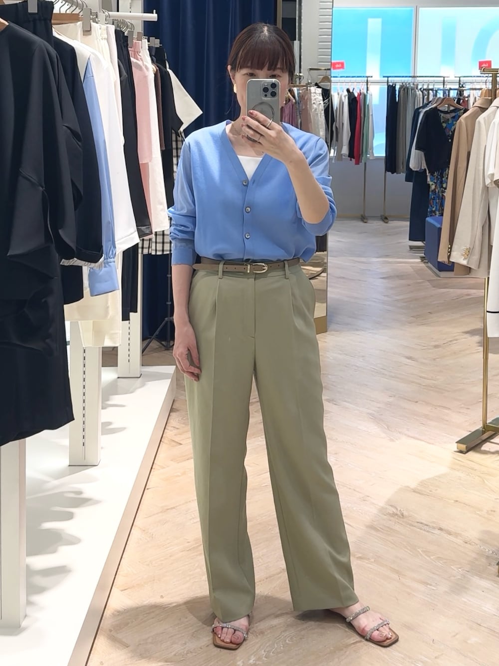 「カーディガン、カーディガンコーデ、シアー、シアートップス、シアーニット、ワイドパンツ、パンツスタイル、パンツ、パンツコーデ、夏服、夏服コーデ、お仕事コーデ、ブルーコーデ、ブルべ夏」｜「NOLLEY’Sの【PR林☆別注カラーあり】ウォッシャブルツイルストレッチ愛されワイドパンツ（その他パンツ、グリーン系）」を使った、yamaguchiさん（レディース・163cm）の春コーディネートの1枚目の写真