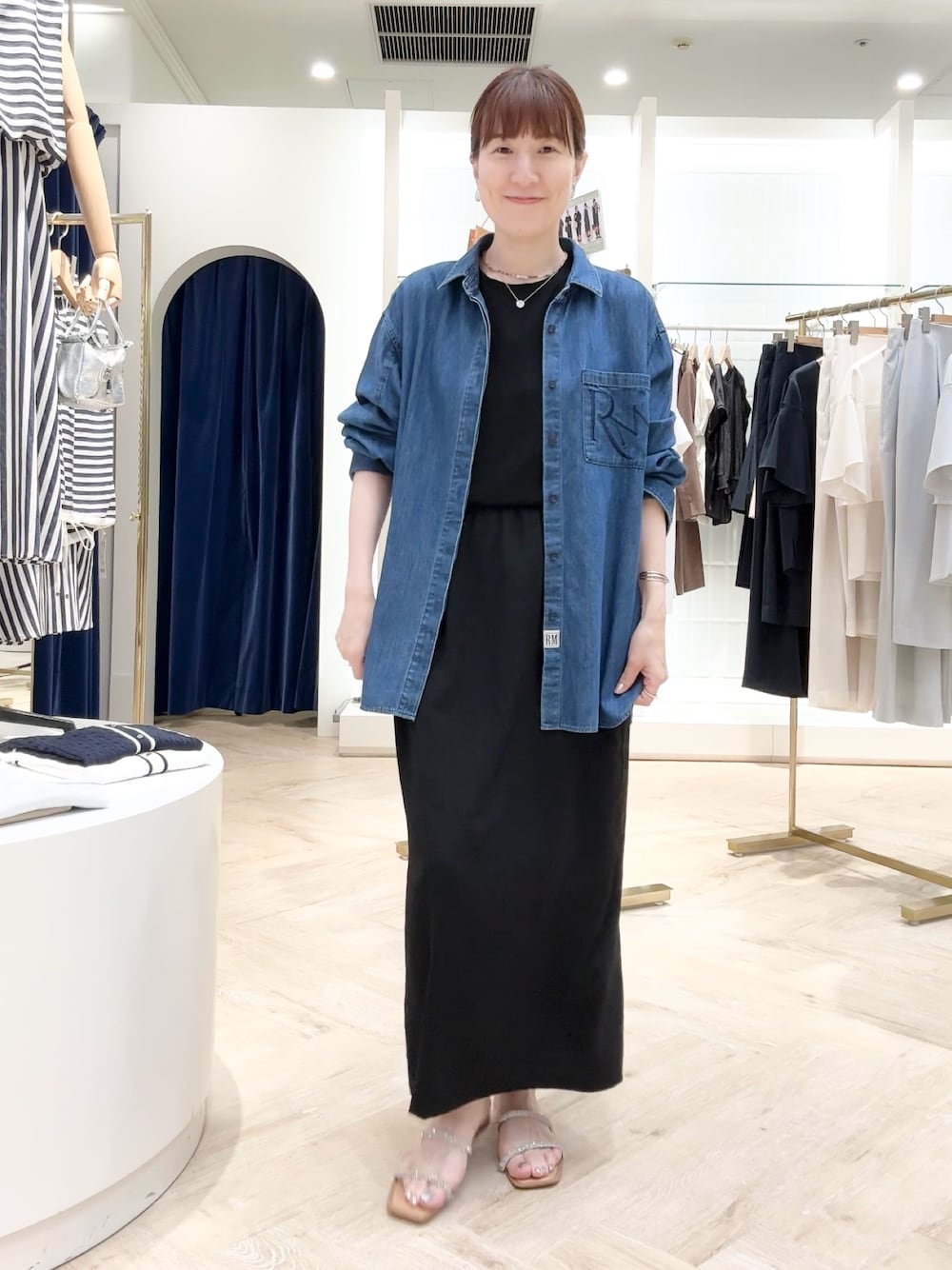 「デニムジャケット、デニムコーデ、デニム、デニムシャツ、シャツスタイル、シャツ、シャツコーデ、ブラックコーデ」｜「NOLLEY’Sの【松葉☆別注アイテム】《セットアップ対応》エアリージョーゼットイージータイトスカート（スカート、ブラック系）」を使った、yamaguchiさん（骨格ナチュラル・レディース・163cm）の夏コーディネートの1枚目の写真