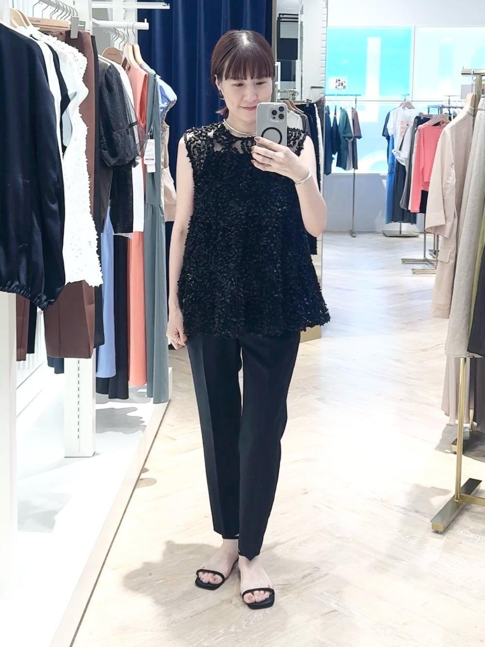 ブラック系のその他パンツ、ブラック系のシャツ/ブラウス、ブラウン系のバレッタ/ヘアクリップを着用したレディースの夏コーディネートの1枚目の写真