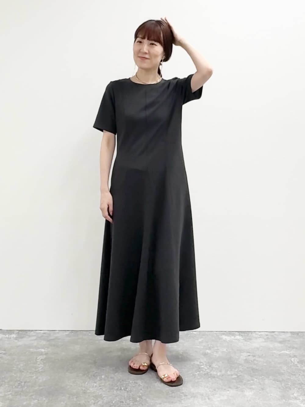 「モノトーン、ワンピース、ロングスカート、きれいめカジュアル、夏コーデ、シンプル、夏服コーデ、大人コーデ、夏服、30代コーデ、ワンピーススタイル、カットソー、ロングワンピース、マキシ丈ワンピース」｜「NOLLEY’S Sophiのマルチファンクションフレアワンピース（ワンピース、グレー系）」を使った、yamaguchiさん（骨格ナチュラル・レディース・163cm）の夏コーディネートの1枚目の写真