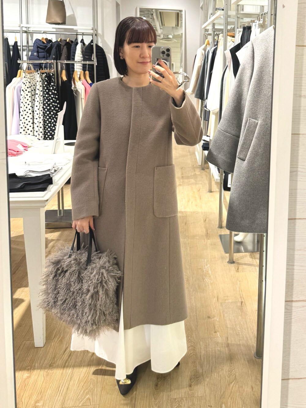 「コート、アウター、アウターコーデ、ノーカラーコート、ロングスカート、ロングコート、ブラウン、フェミニン、お出かけコーデ、秋冬コーデ、オトナカジュアル、大人女子、キレイめ」｜「Kassiopeaの【kassiopea /カシオペア】エコファートート made in Italy（ショルダーバッグ、ベージュ系）」を使った、yamaguchiさん（レディース・163cm）の秋コーディネートの1枚目の写真