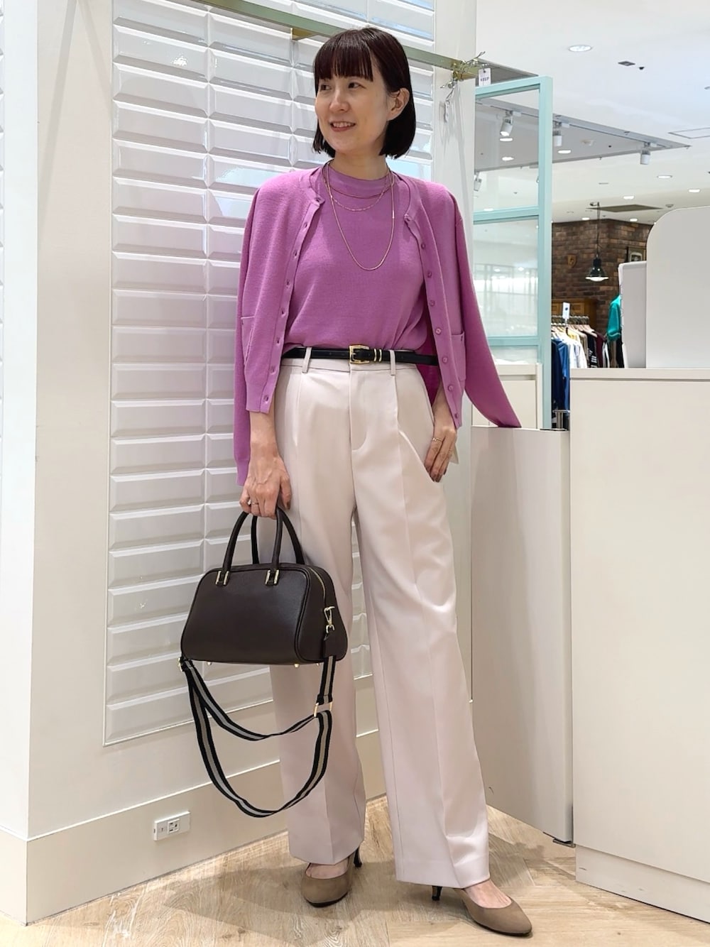 ブラウン系のショルダーバッグ、ピンク系のその他パンツ、ピンク系のニット/セーターを着用したレディースの秋コーディネートの1枚目の写真