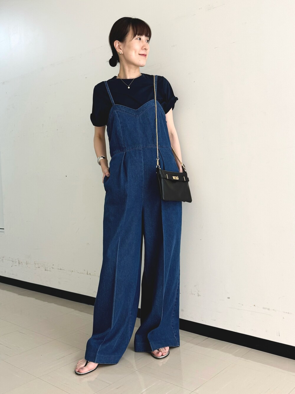 「デニム、デニムコーデ、デニムパンツ、サロペット、オールインワン、オールインワンサロペット、ワイドパンツ、ワントーン、Tシャツ、レイヤードスタイル、テーマパークコーデ、大人女子、オトナ女子」｜「NOLLEY’S SophiのW&W スムース Tシャツ（Tシャツ/カットソー、ブルー系）」を使った、yamaguchiさん（レディース・163cm）の夏コーディネートの1枚目の写真