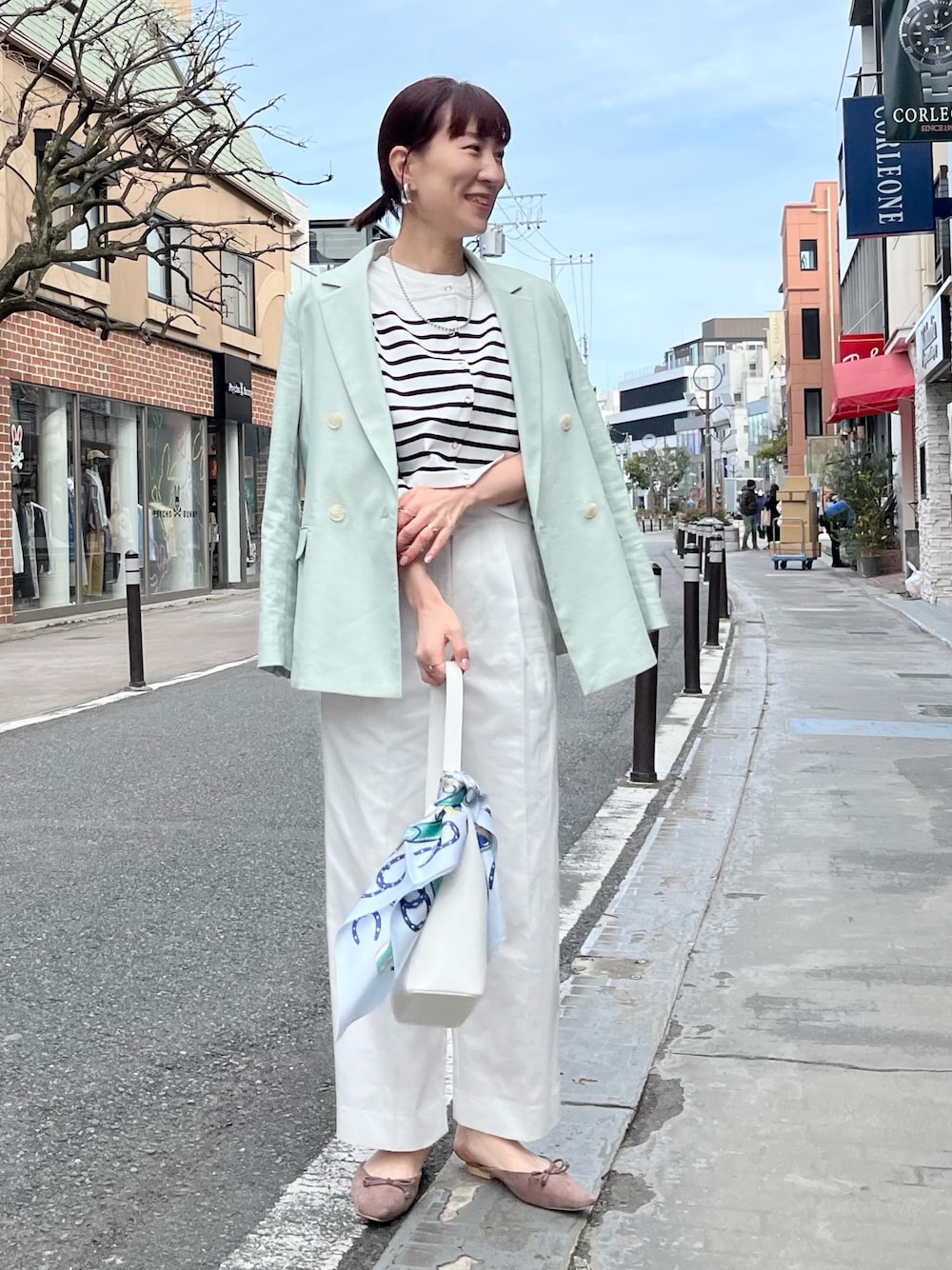 「淡色コーデ、ボーダートップス、ボーダー、ワイドパンツ、大人カジュアル、スカーフアレンジ、スカーフ、ジャケットスタイル、テーラードジャケット、ダブルジャケット、きれいめカジュアル、春色、春カラー、ホワイトコーデ、マリンコーデ」｜「NOLLEY’Sのフラットミュール（サンダル、ベージュ系）」を使った、yamaguchiさん（レディース・163cm）の冬コーディネートの1枚目の写真