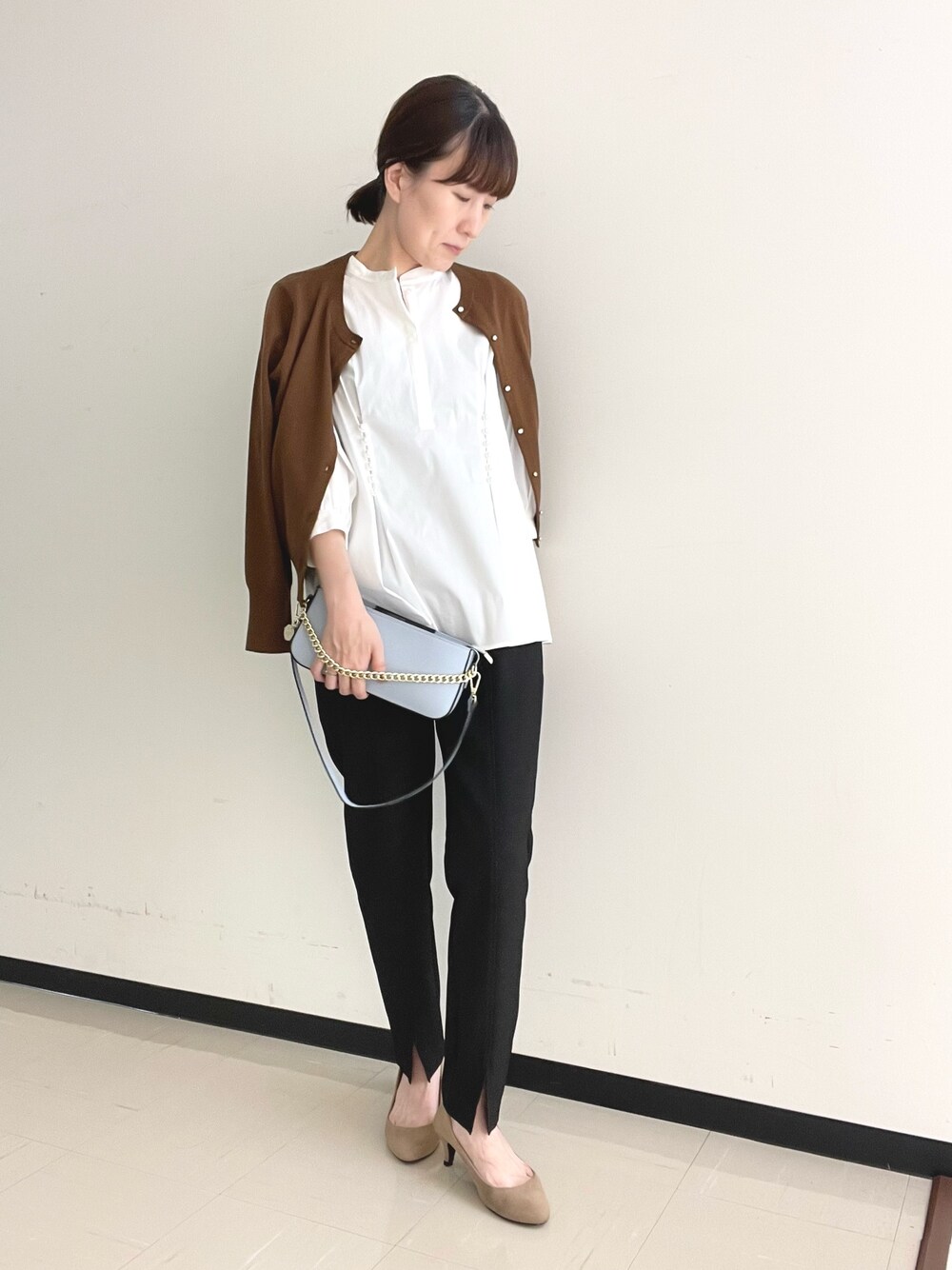 ブラック系のその他パンツ、ブルー系のショルダーバッグ、ホワイト系のシャツ/ブラウスを着用したレディースの秋コーディネートの1枚目の写真