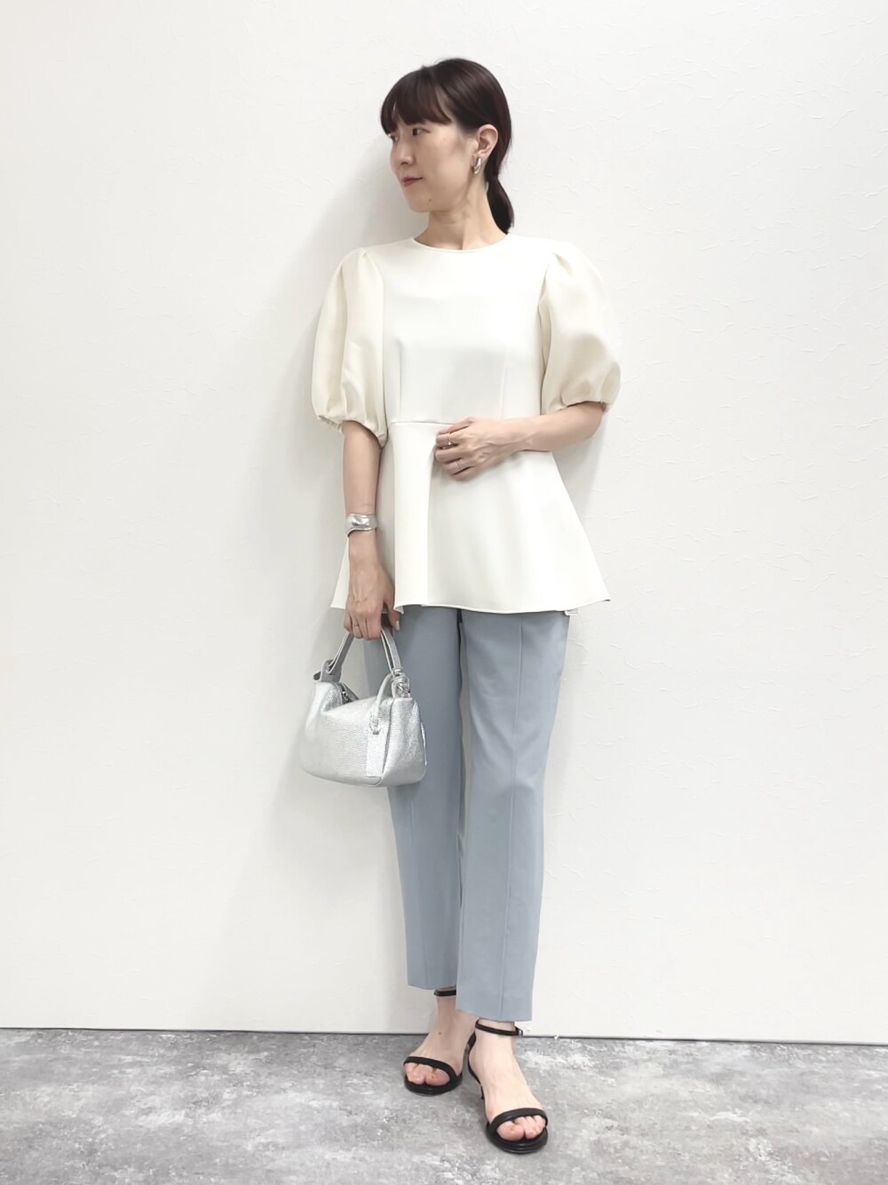「パンツスタイル、パンツコーデ、ストラップサンダル、シルバー、ぺプラムトップス、トップス、袖ボリューム、デザイントップス、春ファッション、華やか、お出かけコーデ、オトナ女子、シンプルコーデ、淡色コーデ、きれいめカジュアル」｜「NOLLEY’Sのストラップサンダル（サンダル、ブラック系）」を使った、yamaguchiさん（レディース・163cm）の春コーディネートの1枚目の写真