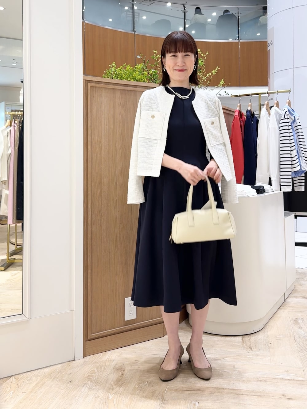 「ジャケット、ワンピース、ワンピーススタイル、お呼ばれスタイル、お呼ばれ、セレモニー、セレモニーコーデ、入学式コーデ、入学式、パールネックレス、パールアクセ、ボストンバッグ、バッグ、フレアワンピース、ネイビー」｜「grace grace の【grace grace/グラスグラス】シェルパールオーバーショートネックレス（ネックレス、ホワイト系）」を使った、yamaguchiさん（レディース・163cm）の春コーディネートの1枚目の写真